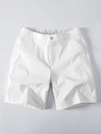 Valkoiset chino-shortsit edestä