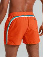 Oranssien uimashortsien takaosa