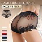 Cuecas boxer de renda pretas vestidas por modelo