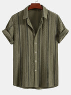 Setti: geometrinen jacquard-nappipaita ja kreppipintaiset shortsit