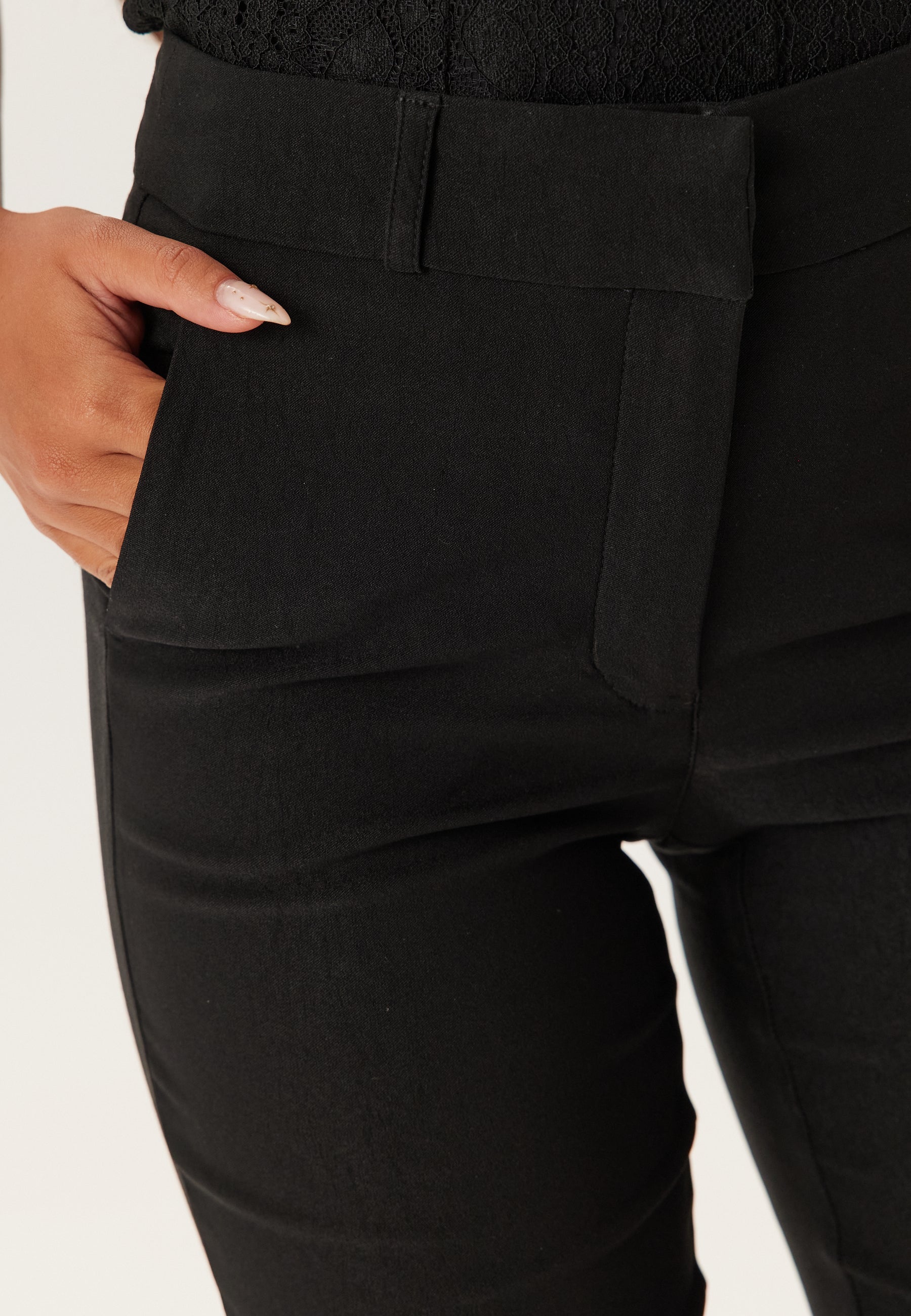 Mustat korkeavyötäröiset skinny-housut, suora lahkeensuu