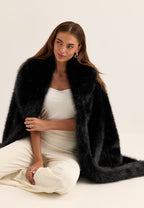 Musta, pitkä tekoturkistakki