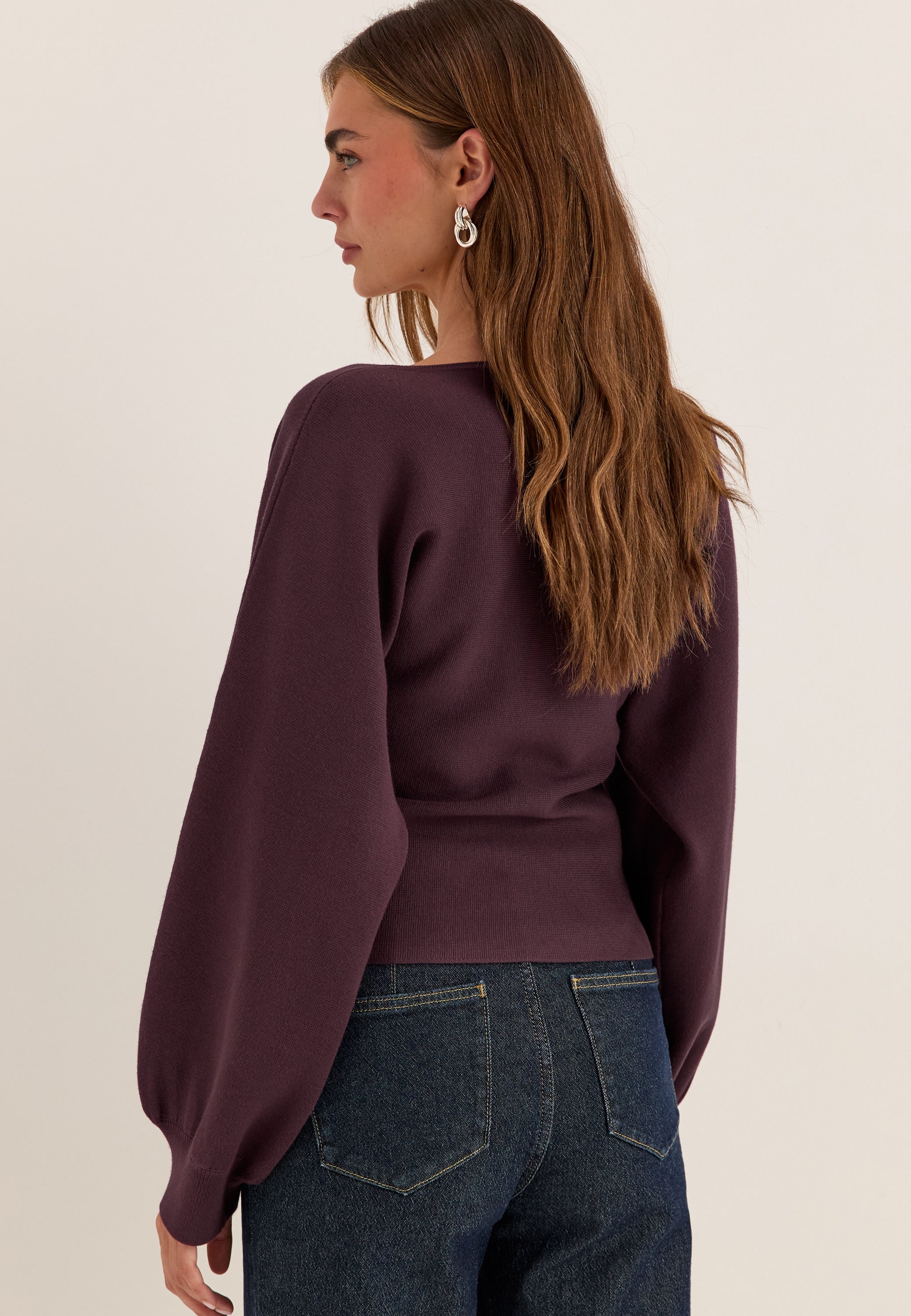 Hienoneuloksinen violetti neuletakki
