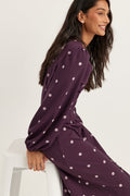 Violetti pilkullinen midimekko