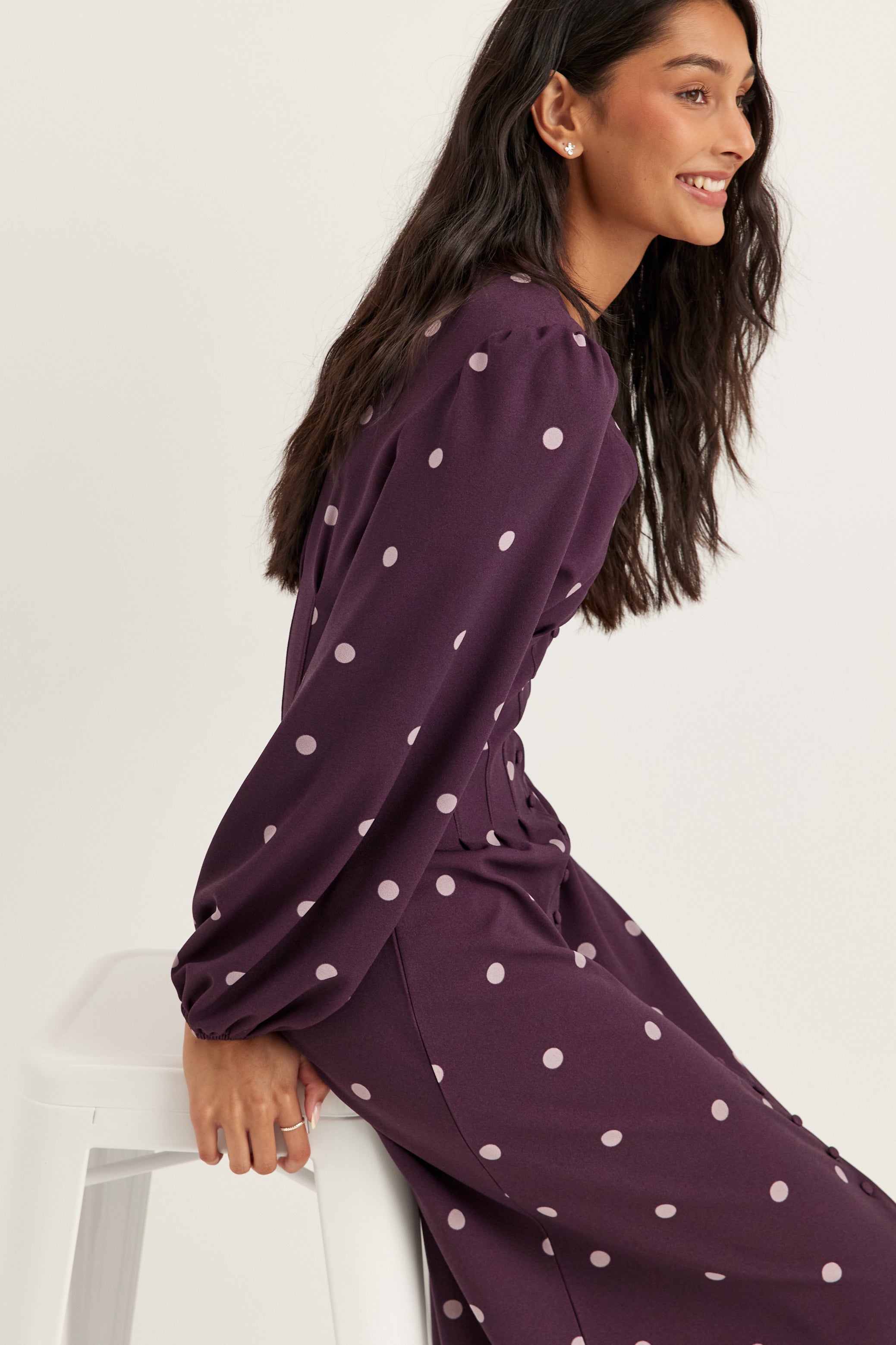Violetti pilkullinen midimekko