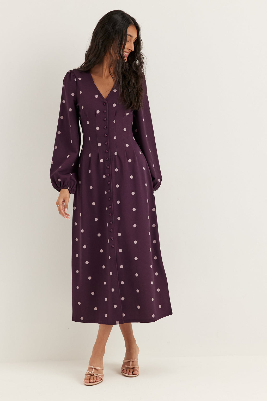 Violetti pilkullinen midimekko