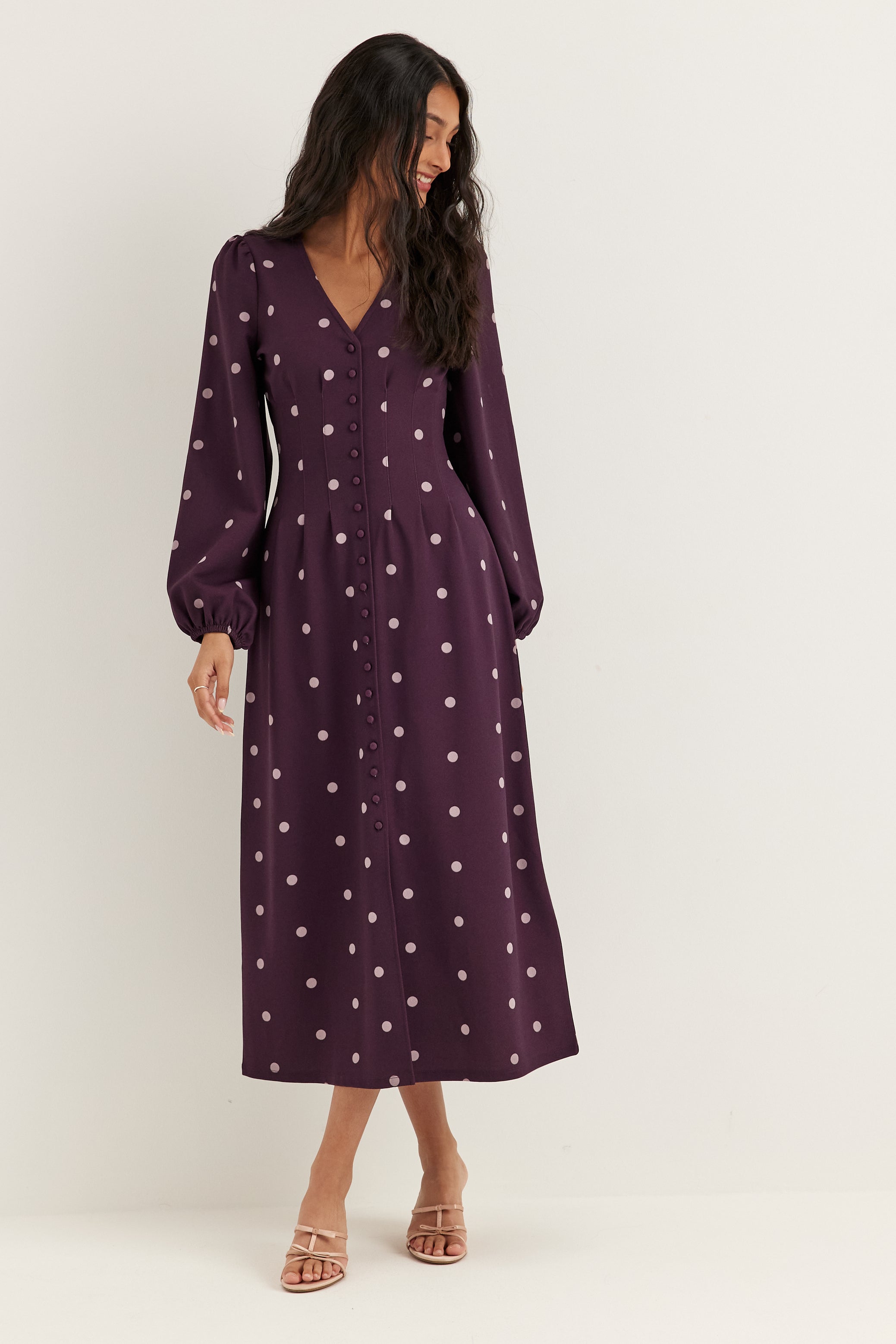 Violetti pilkullinen midimekko