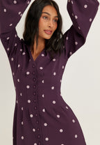 Violetti pilkullinen midimekko