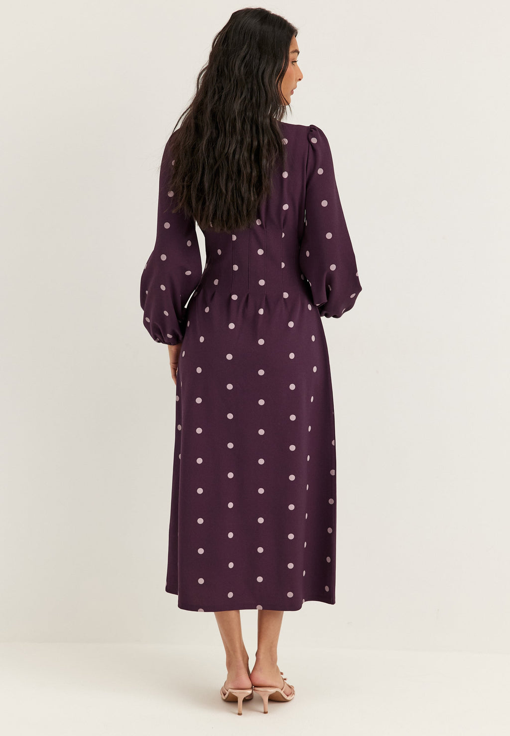 Violetti pilkullinen midimekko