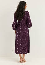 Violetti pilkullinen midimekko