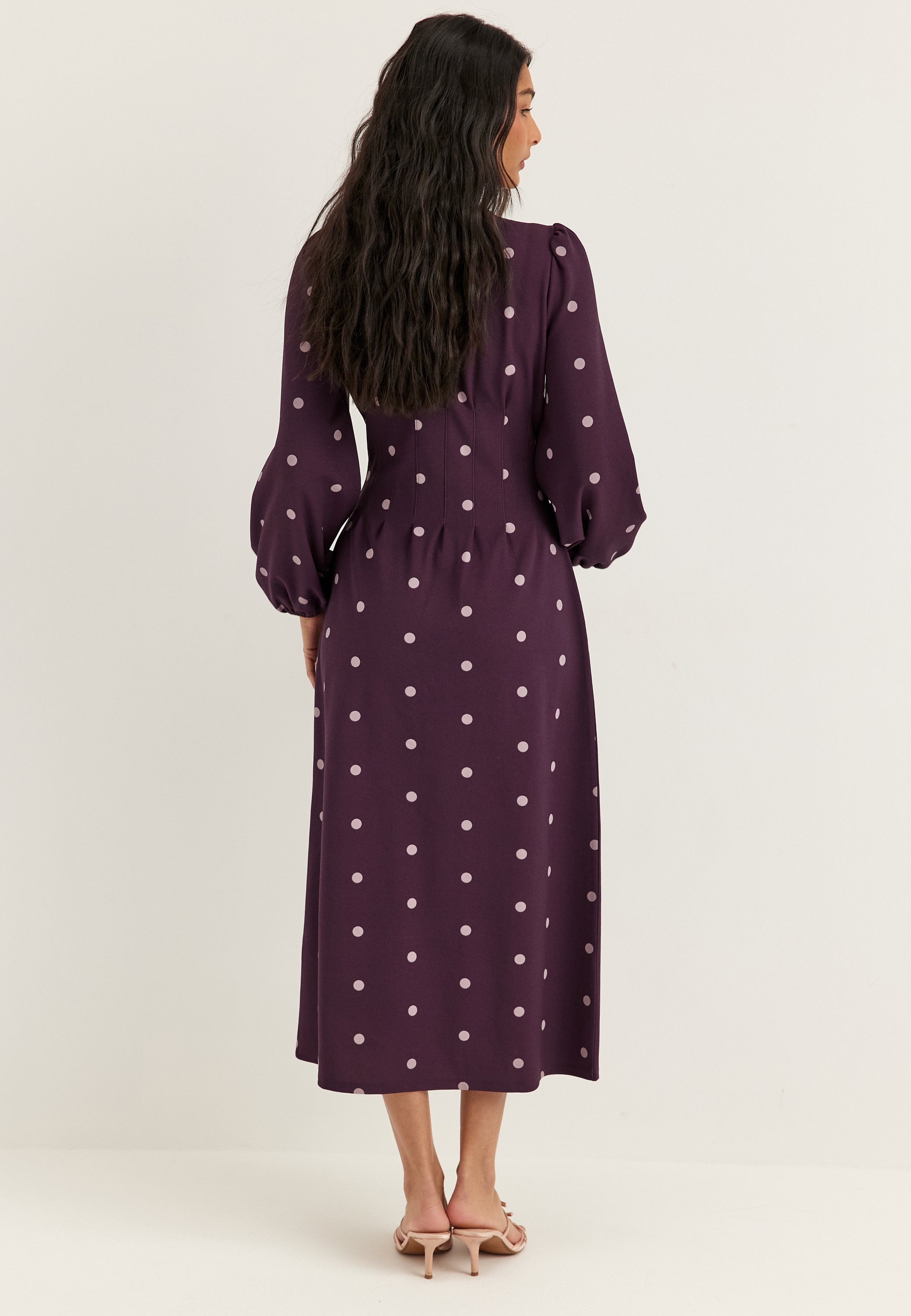 Violetti pilkullinen midimekko