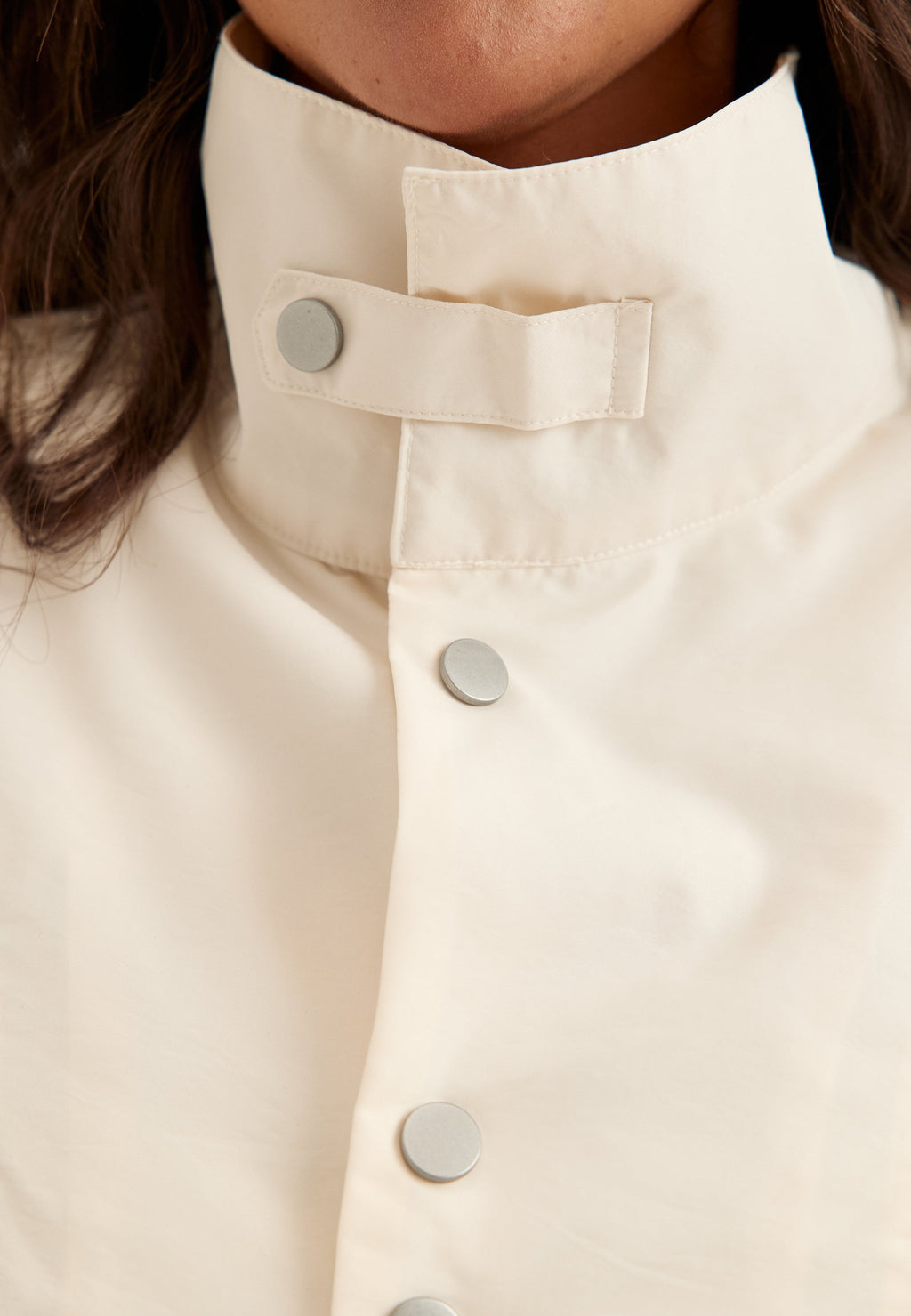 Lyhyt, korkeakauluksinen takki