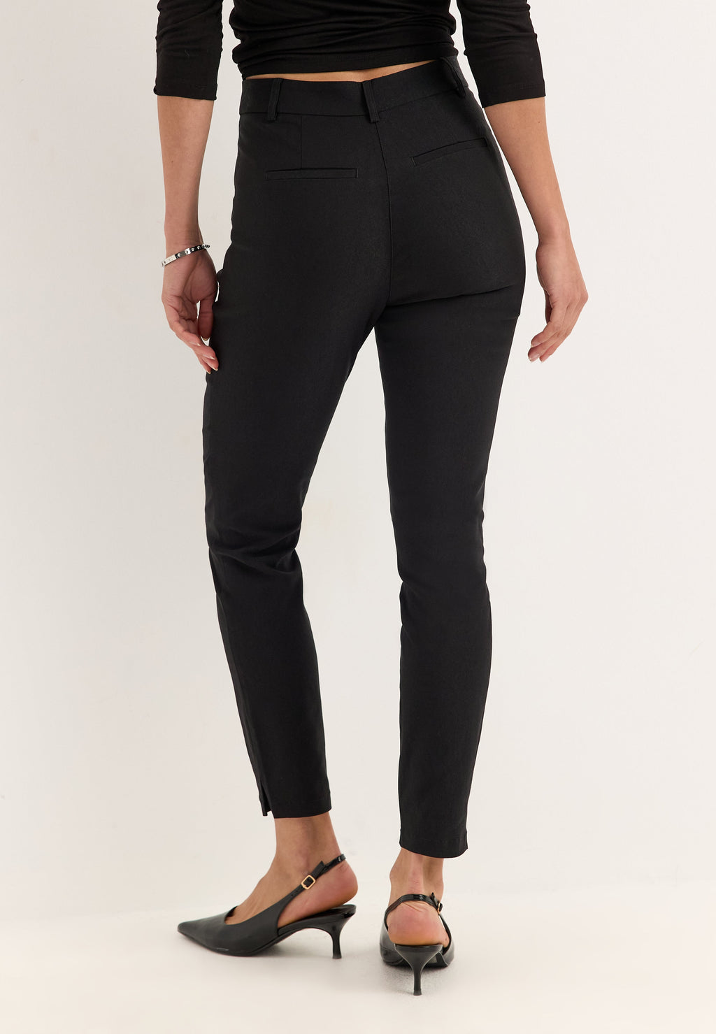 Mustat korkeavyötäröiset skinny-housut, nilkkahalkio