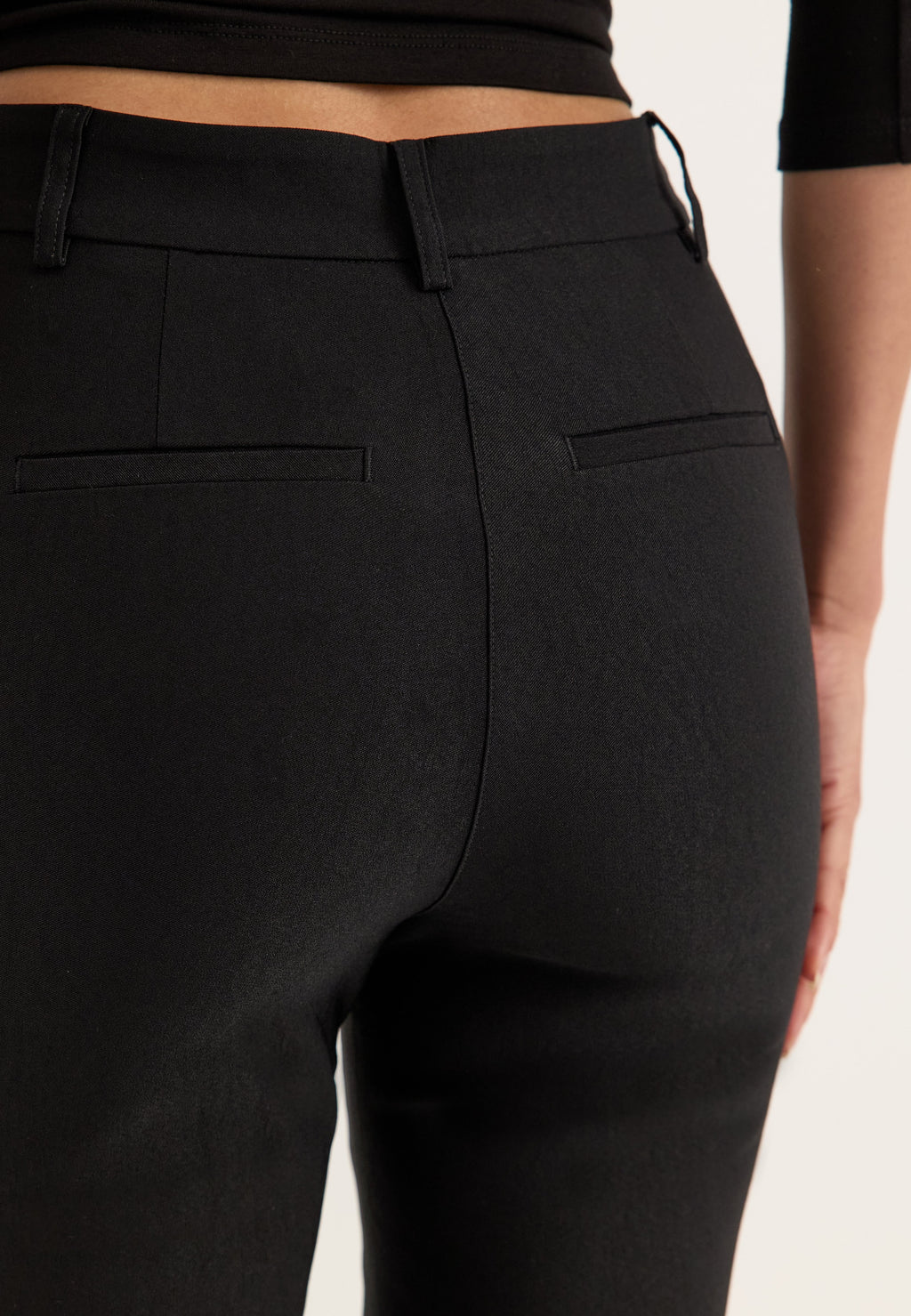 Mustat korkeavyötäröiset skinny-housut, nilkkahalkio