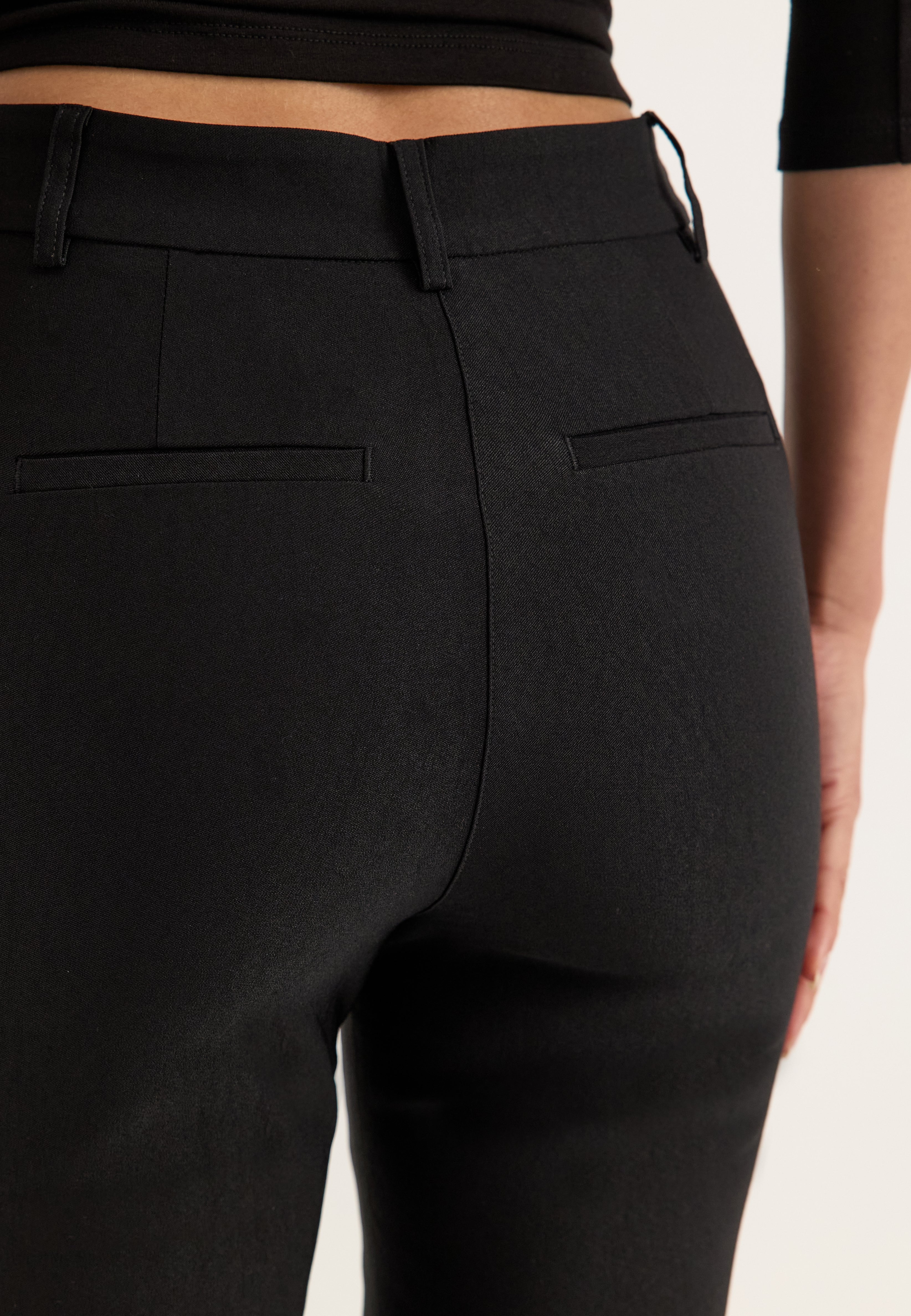 Mustat korkeavyötäröiset skinny-housut, nilkkahalkio