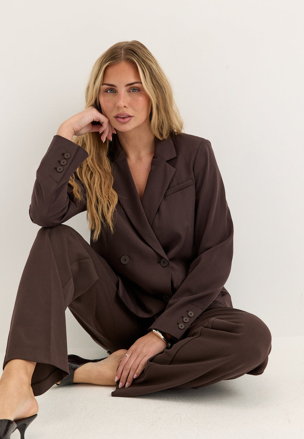 Ruskea kaksirivinen bleiseri
