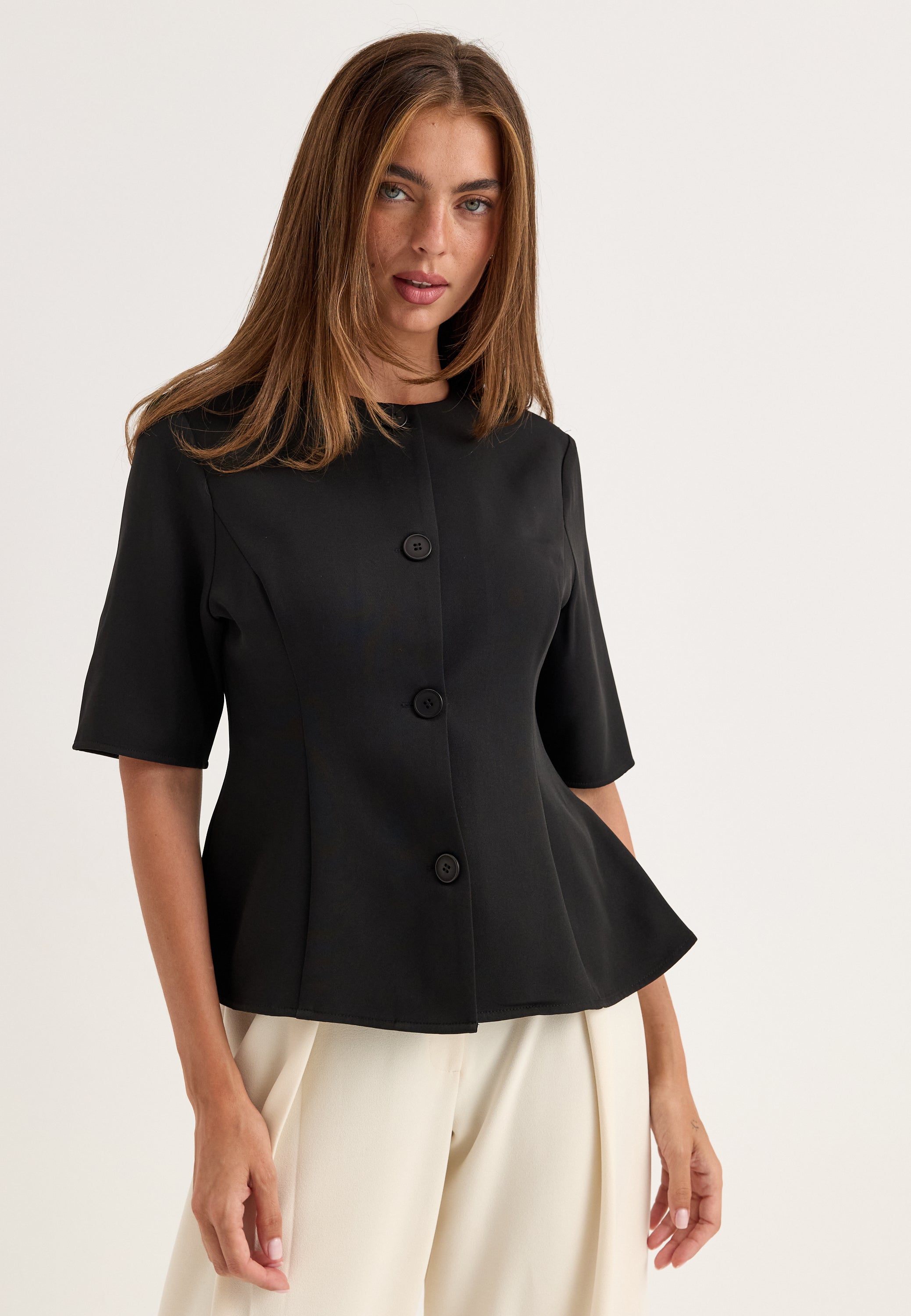 Musta nappipusero, peplum-muoto