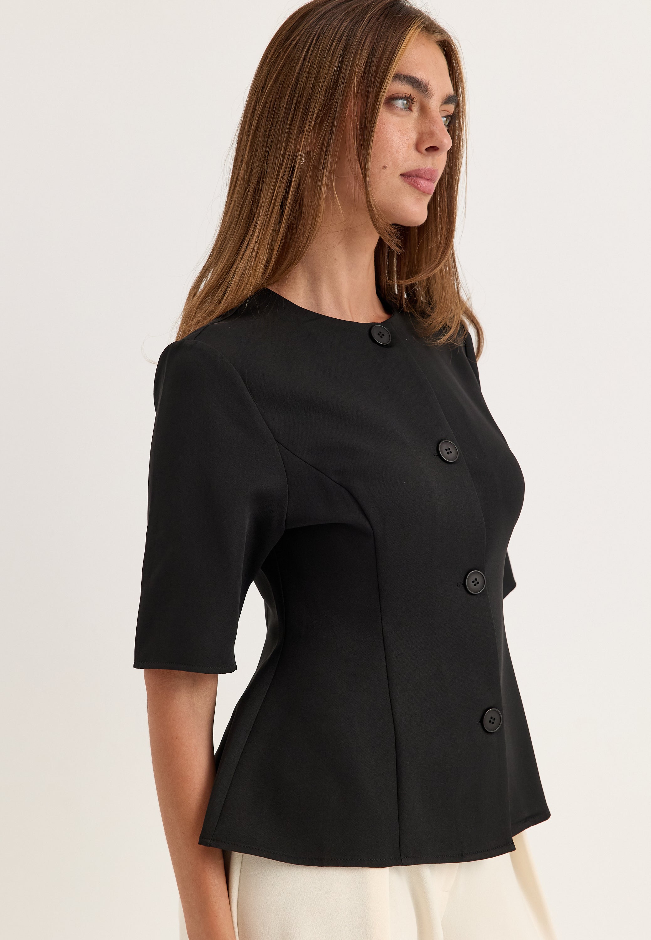 Musta nappipusero, peplum-muoto