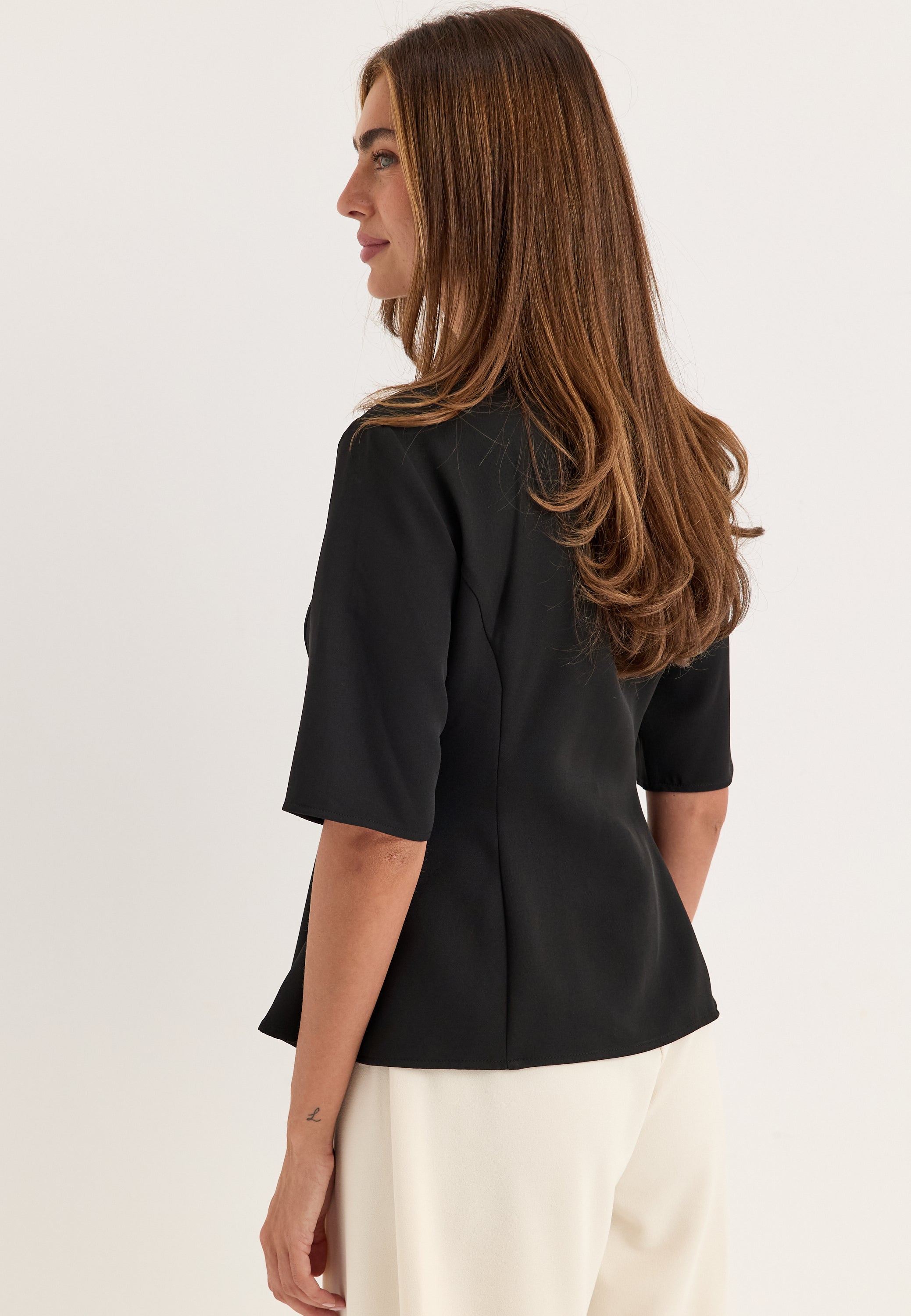 Musta nappipusero, peplum-muoto