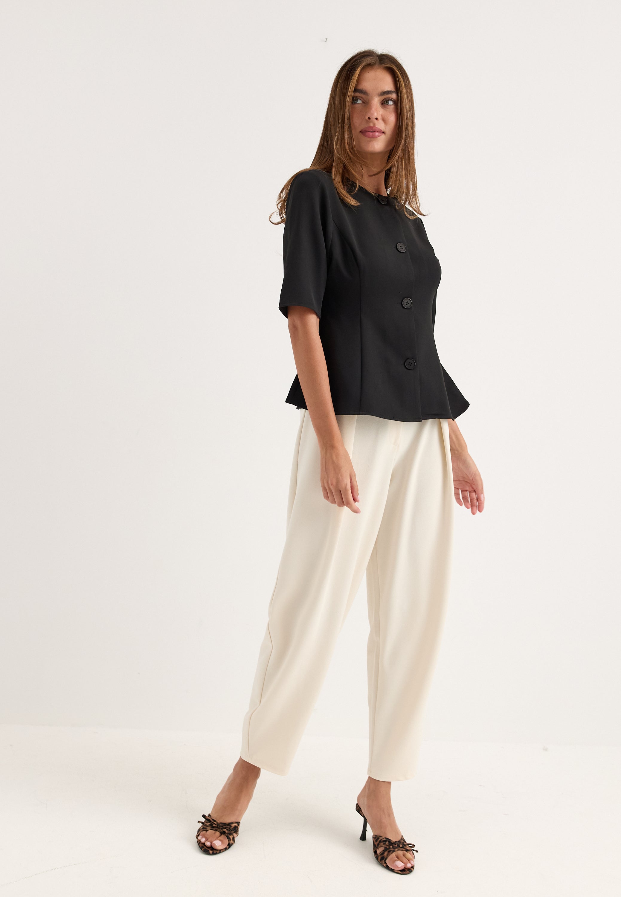 Musta nappipusero, peplum-muoto