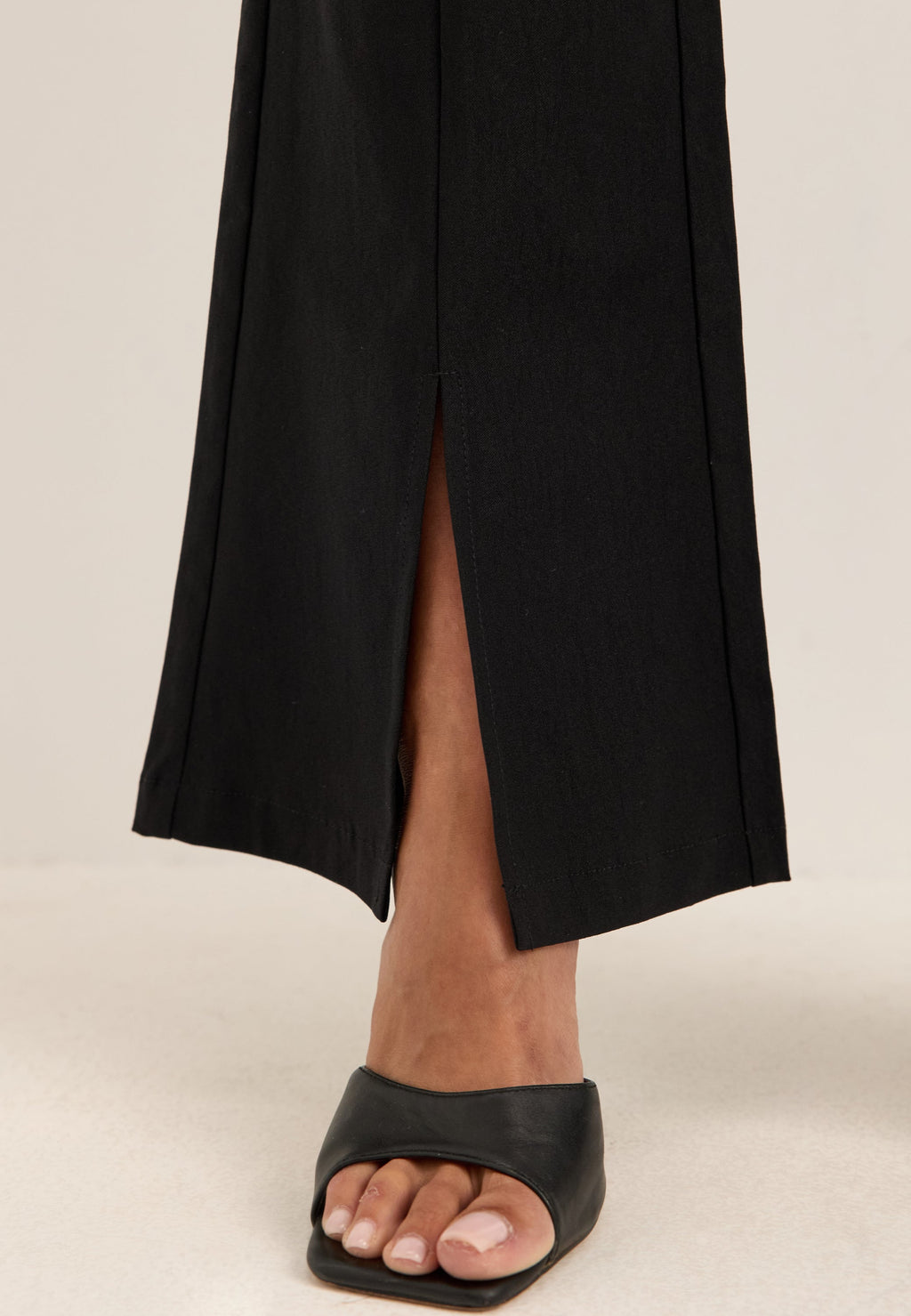 Mustat levenevät housut