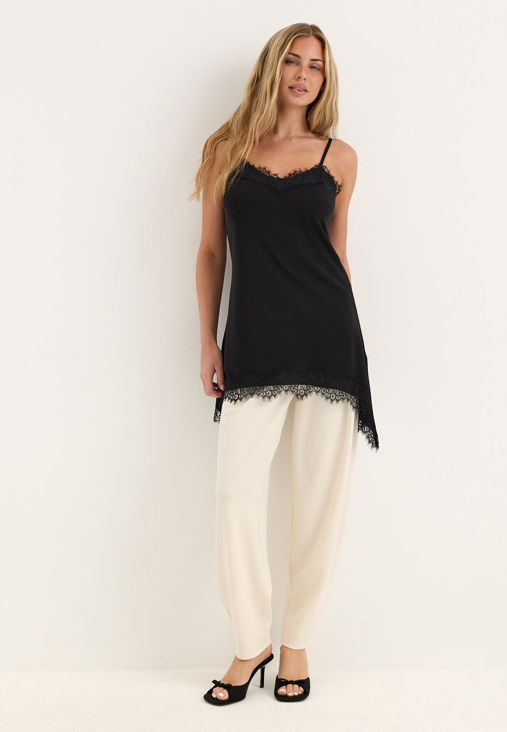 Musta pitsireunainen camisole-toppi