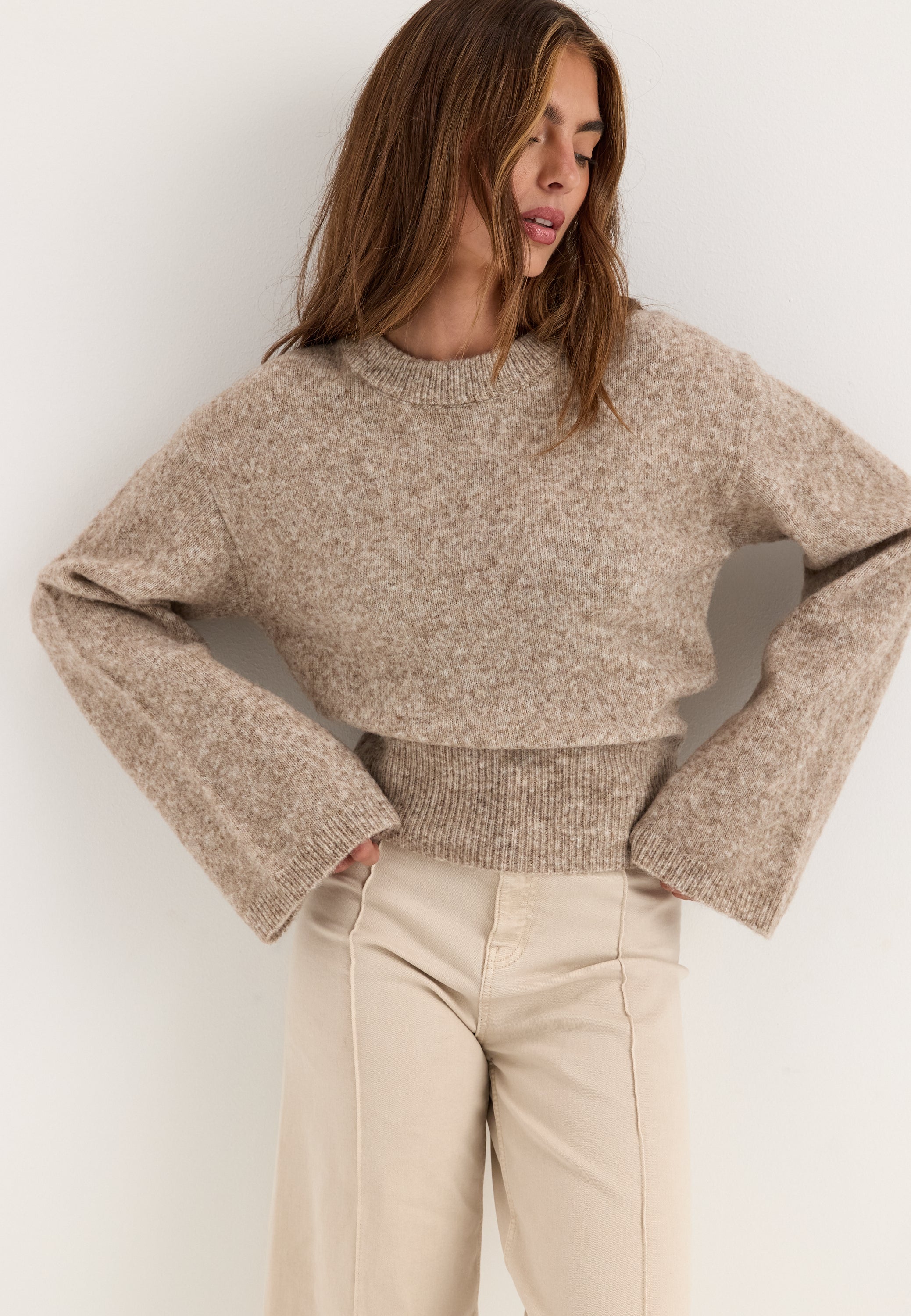 Beige neulottu villasekoiteneule
