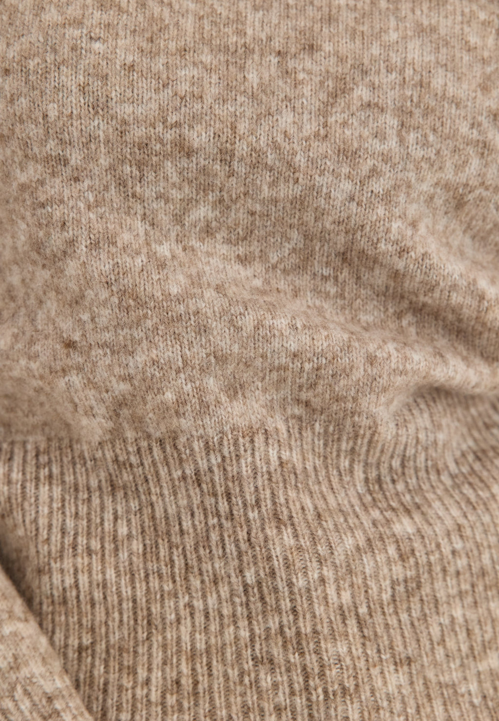 Beige neulottu villasekoiteneule