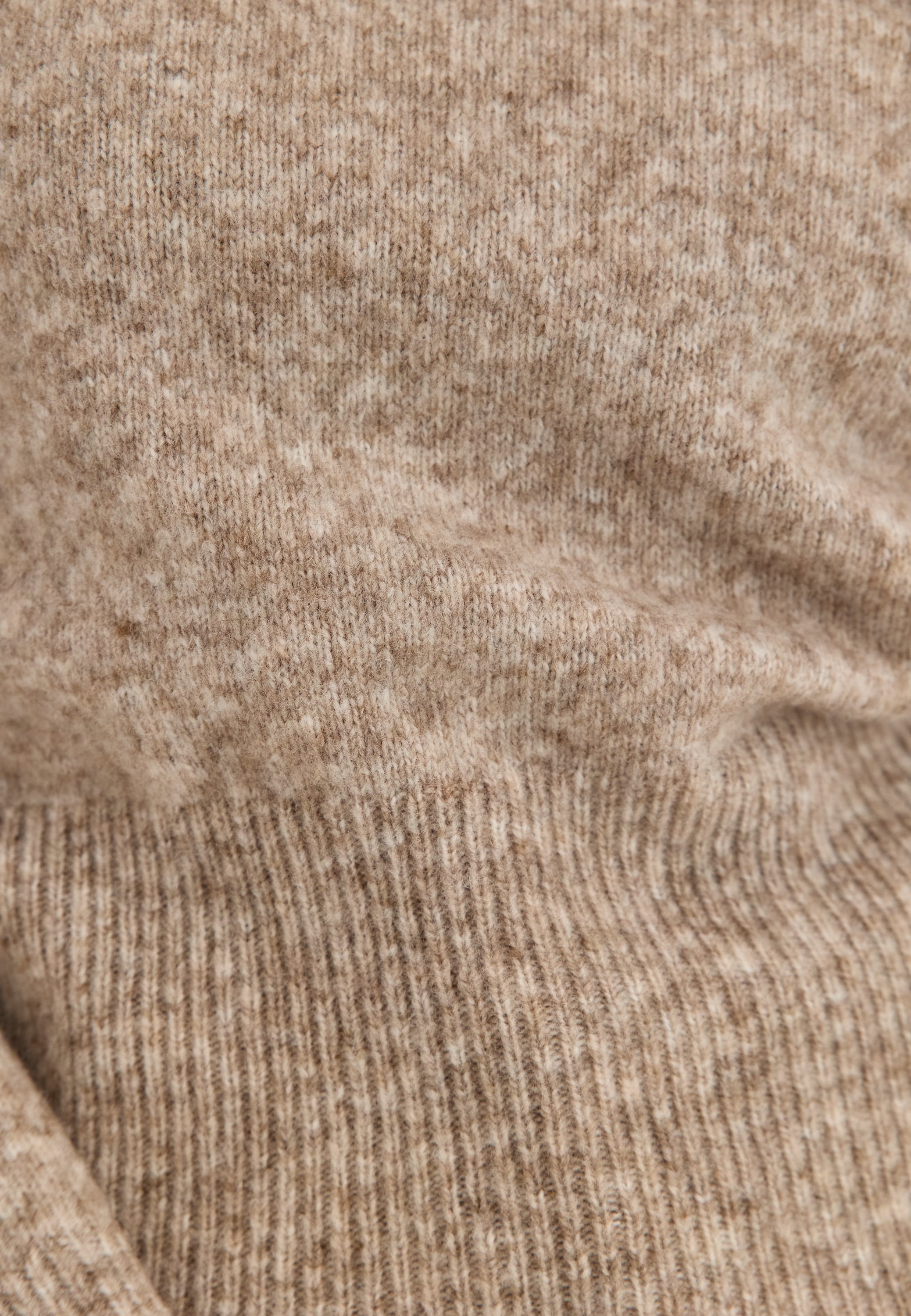 Beige neulottu villasekoiteneule