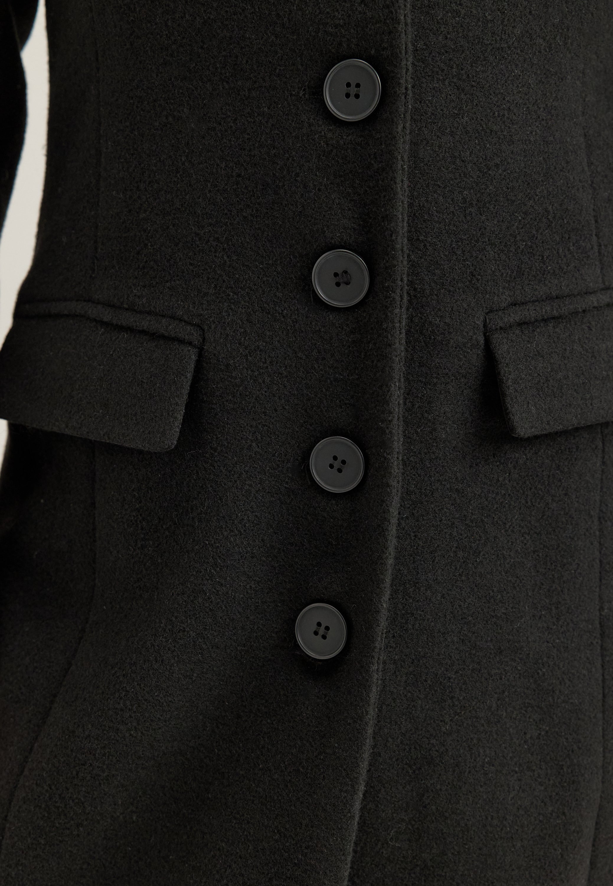 Musta pitkä villasekoitetakki, vartalonmyötäinen