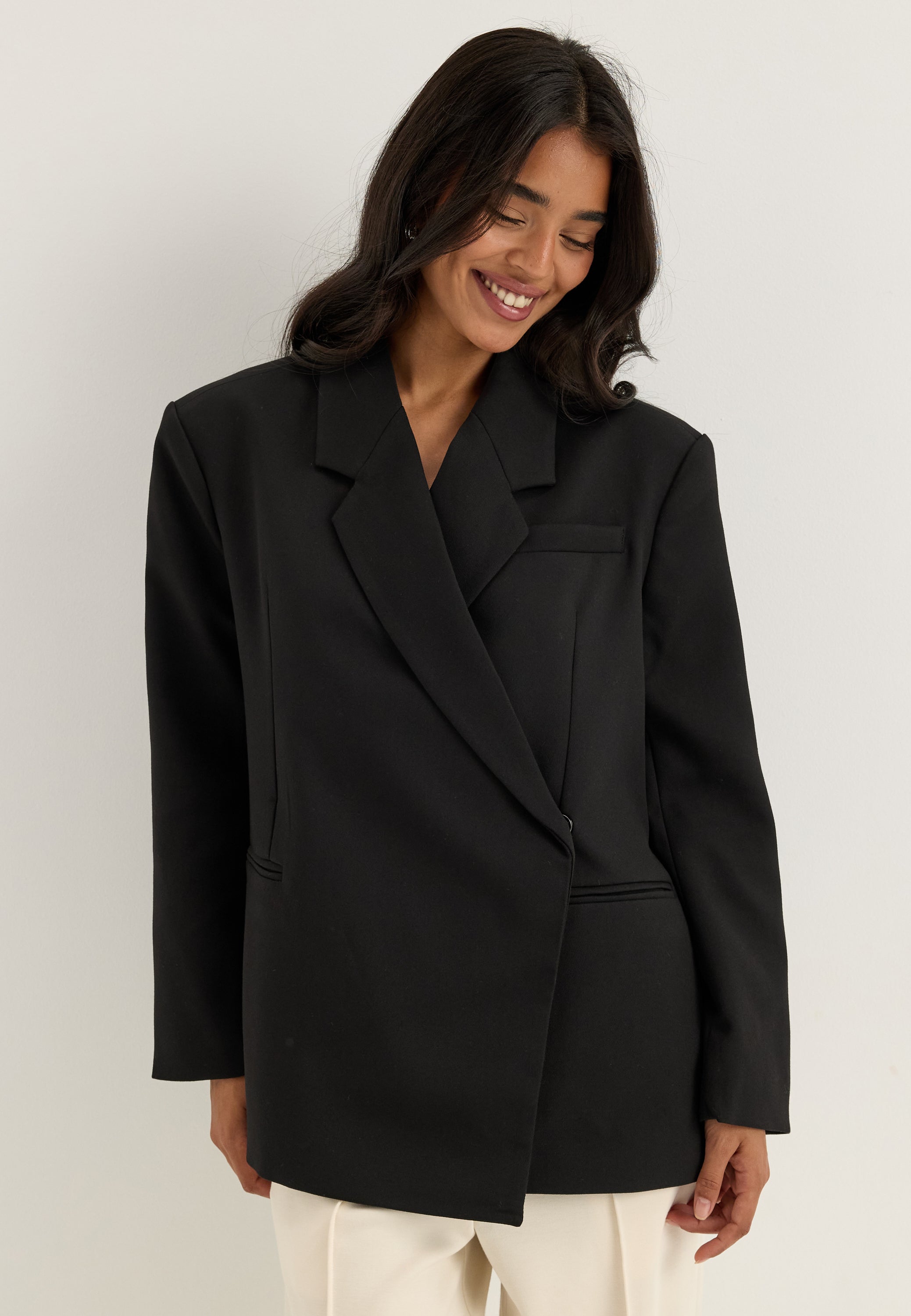 Musta oversized-bleiseri