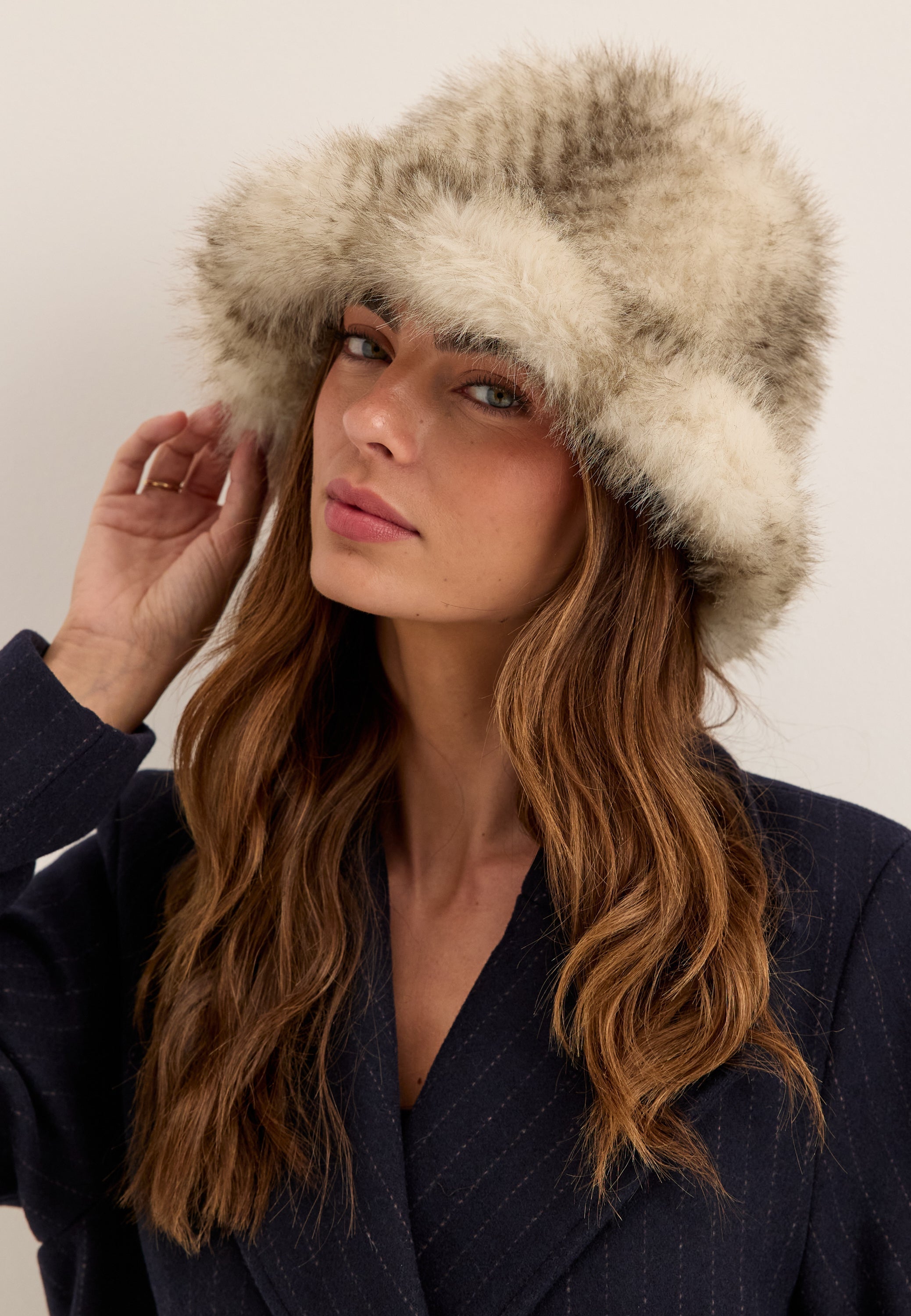 Beige tekoturkinen bob-hattu