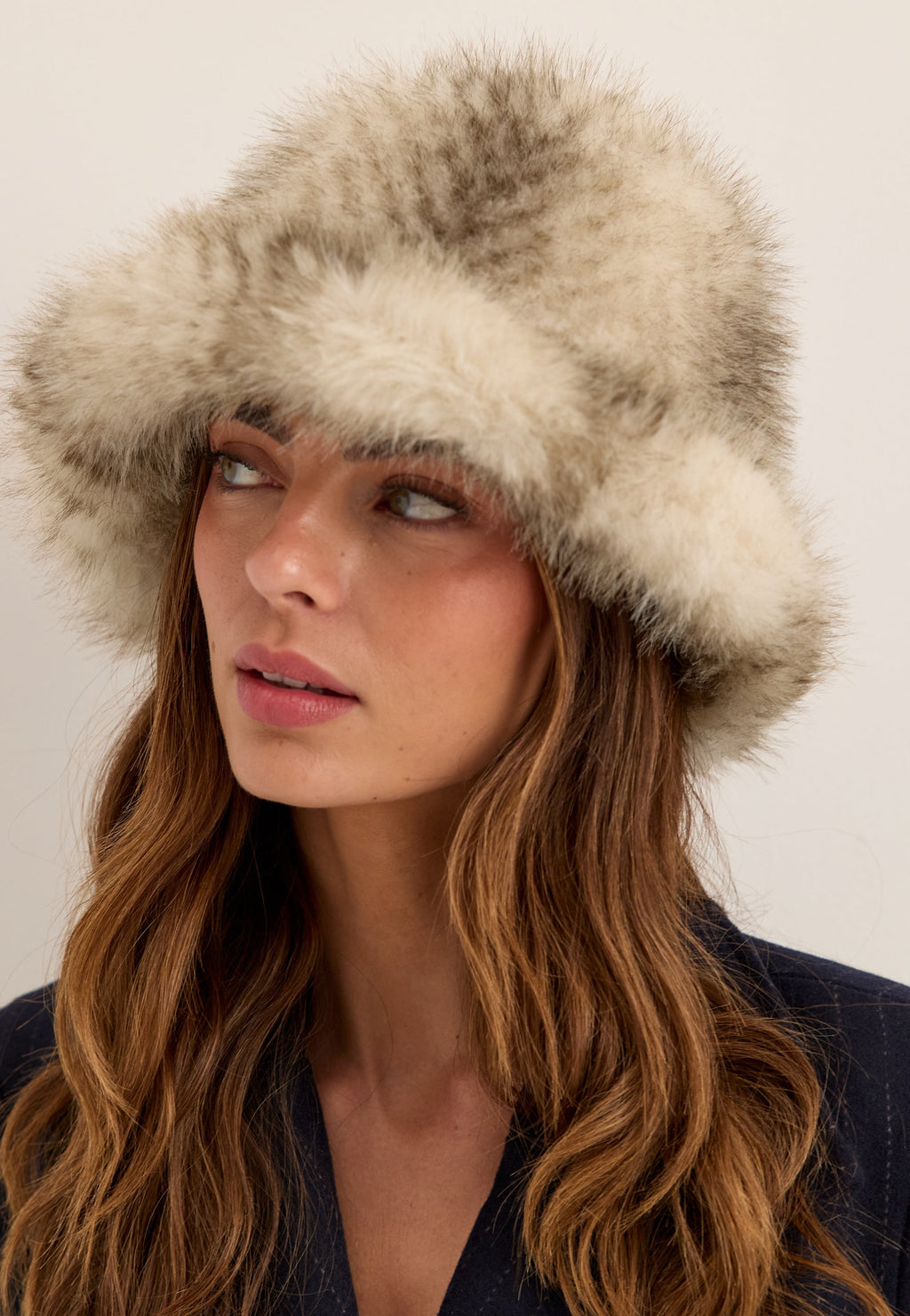 Beige tekoturkinen bob-hattu