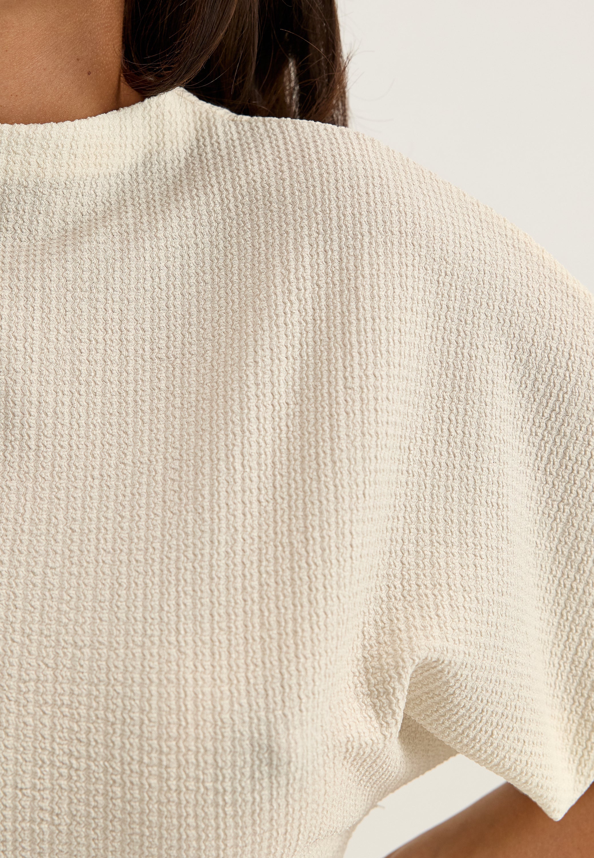 Valkoinen funnel neck -paita