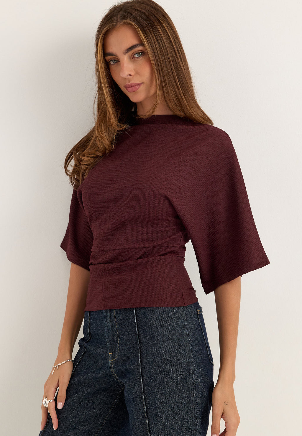 Punainen funnel neck -paita