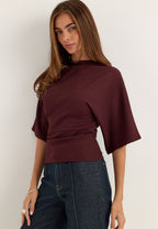 Punainen funnel neck -paita