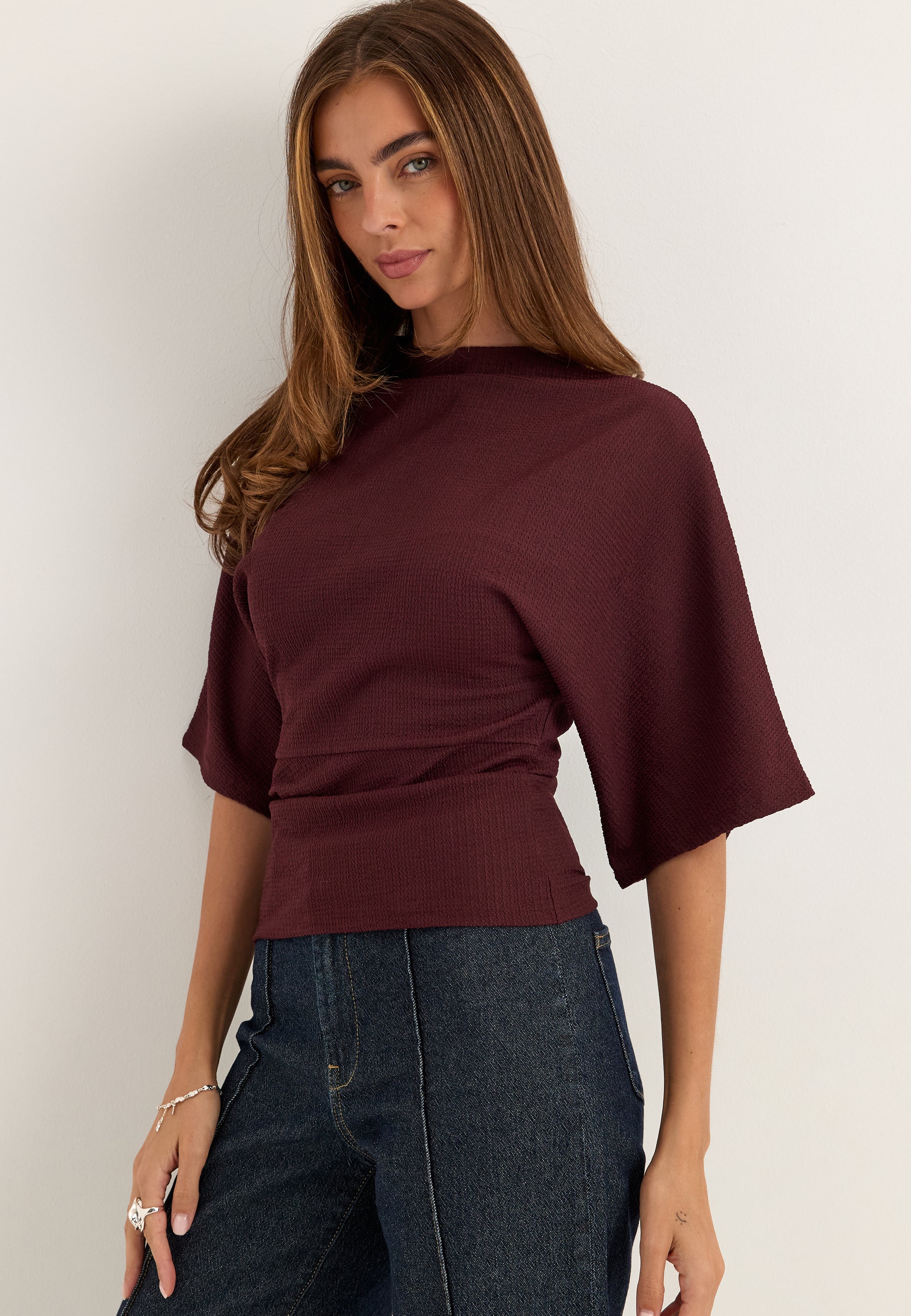 Punainen funnel neck -paita