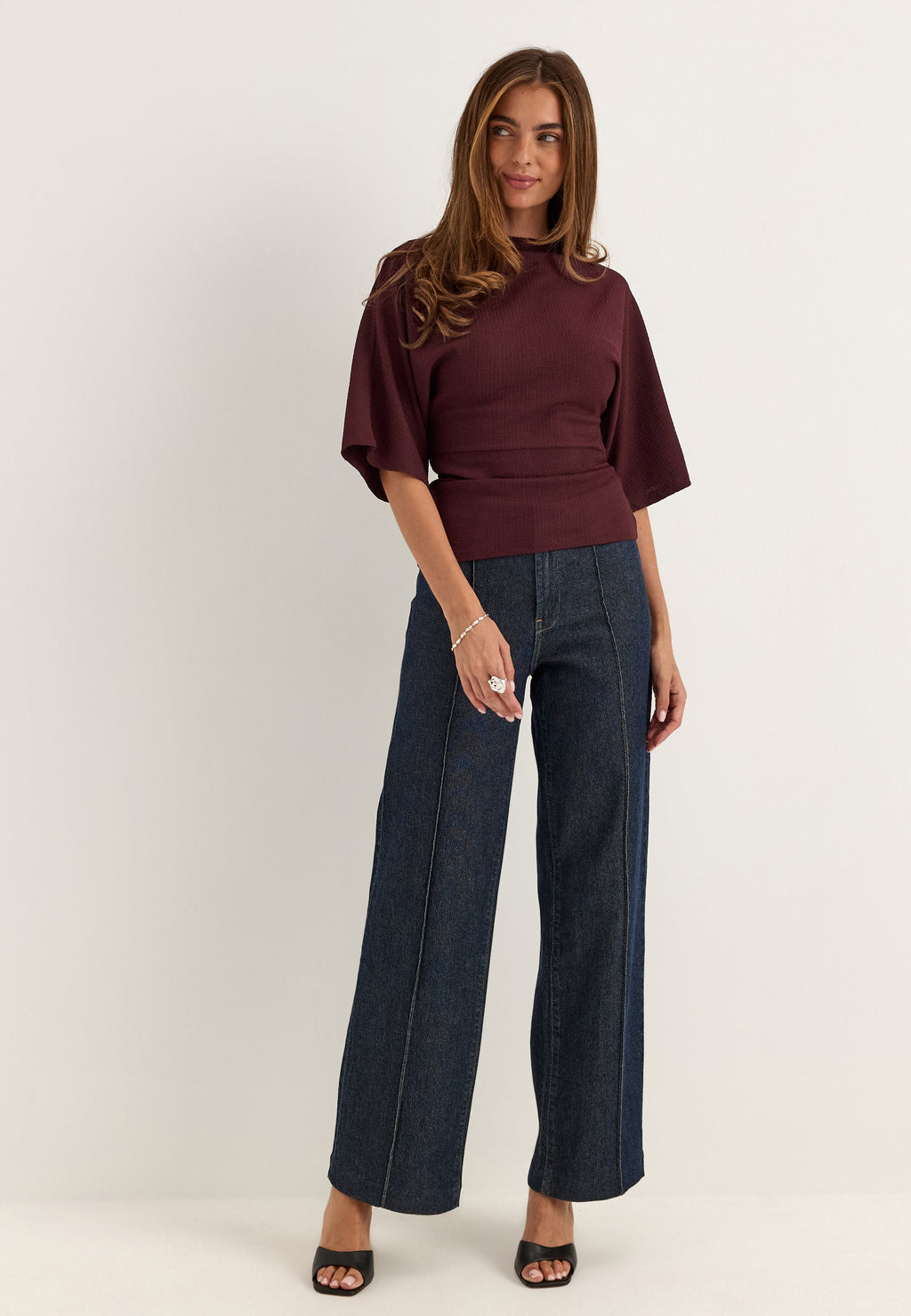Punainen funnel neck -paita