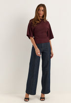 Punainen funnel neck -paita