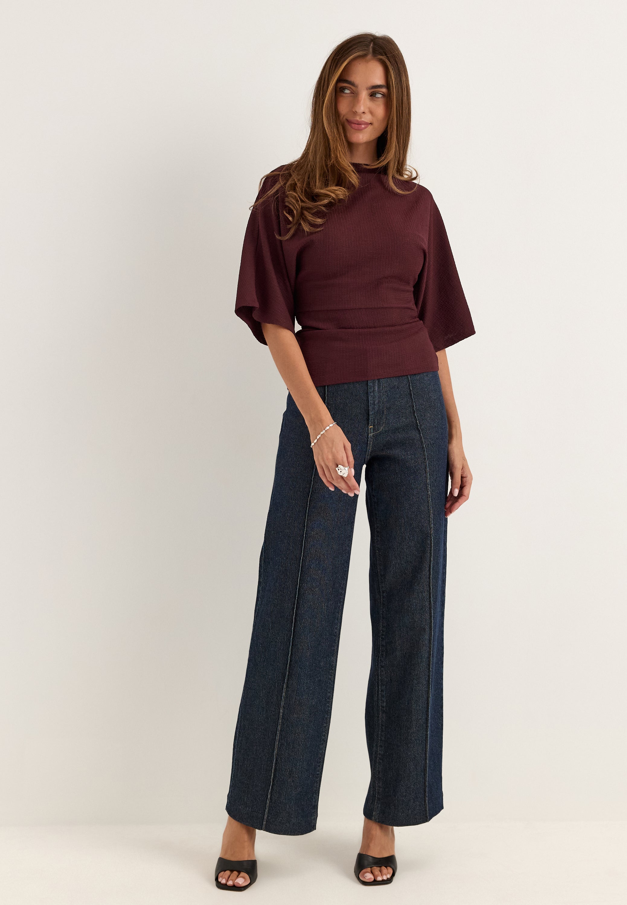 Punainen funnel neck -paita