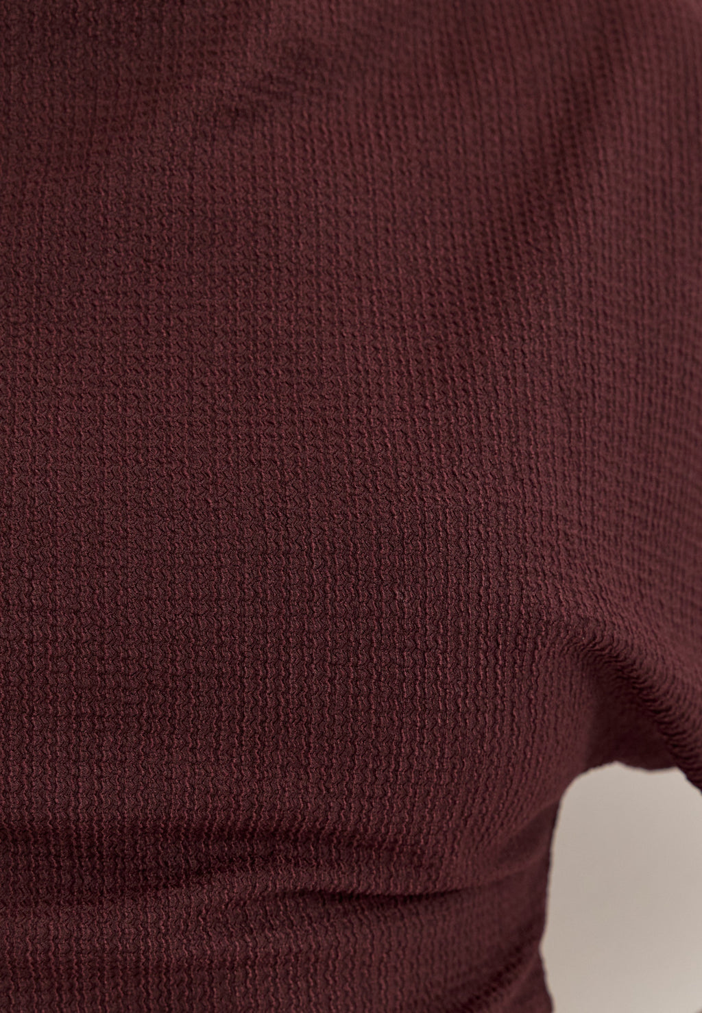 Punainen funnel neck -paita
