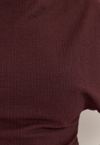 Punainen funnel neck -paita