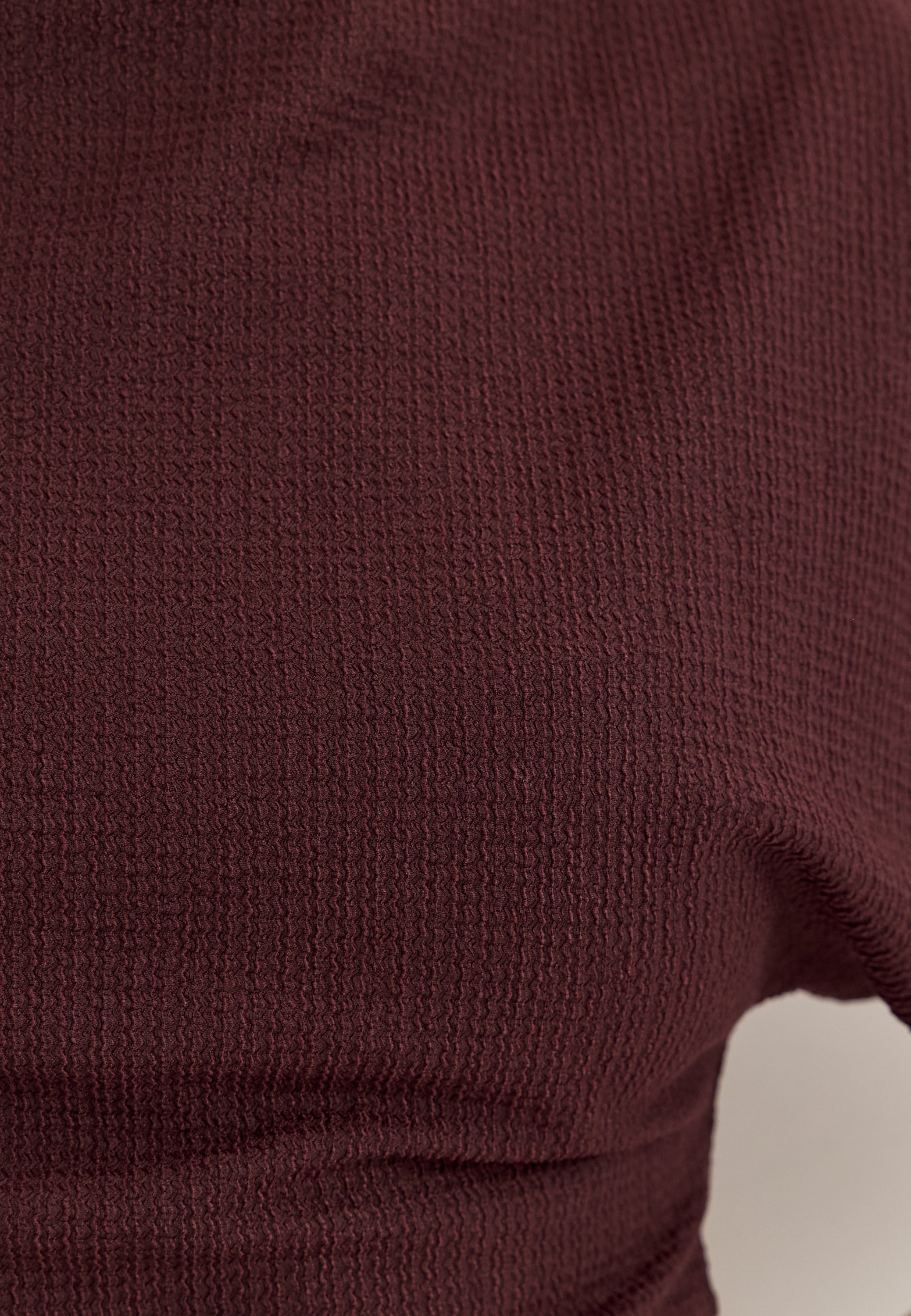 Punainen funnel neck -paita