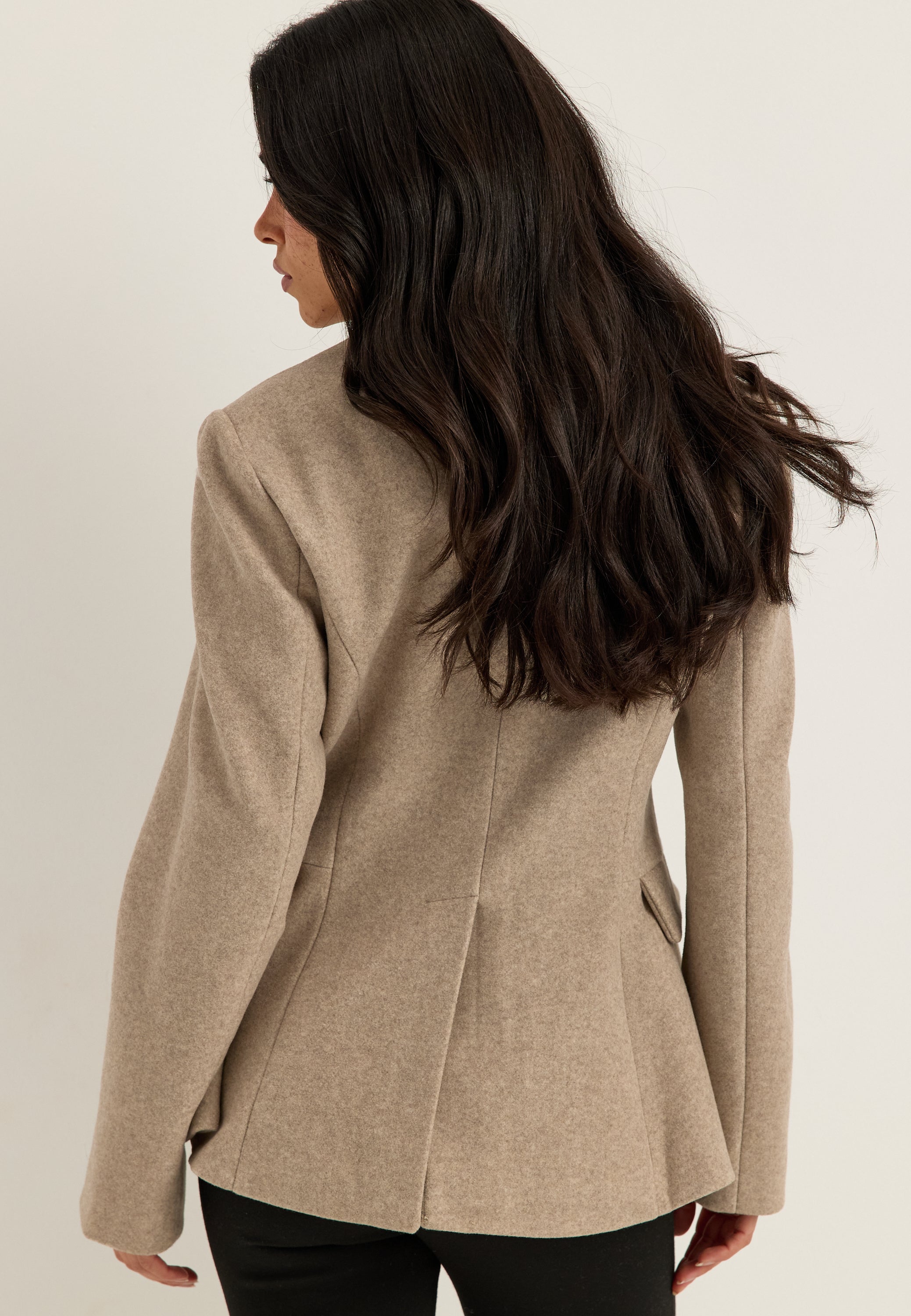 Beige takki, olkatoppaukset
