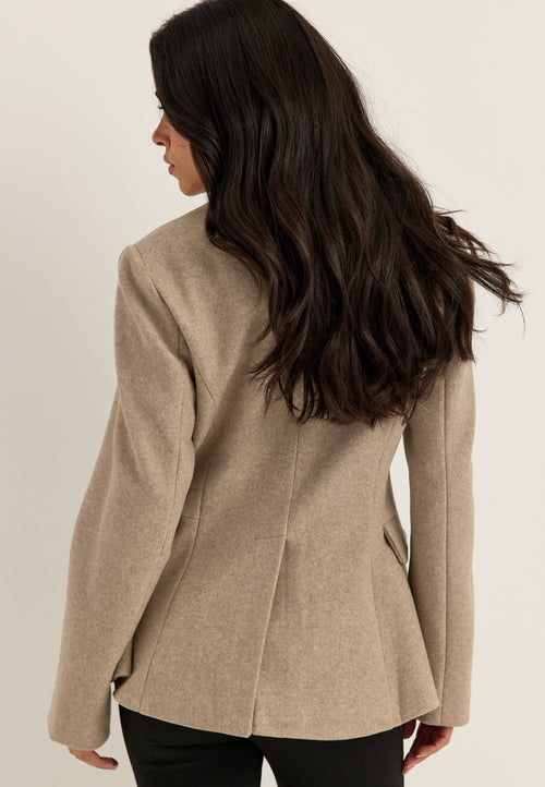 Beige takki, olkatoppaukset