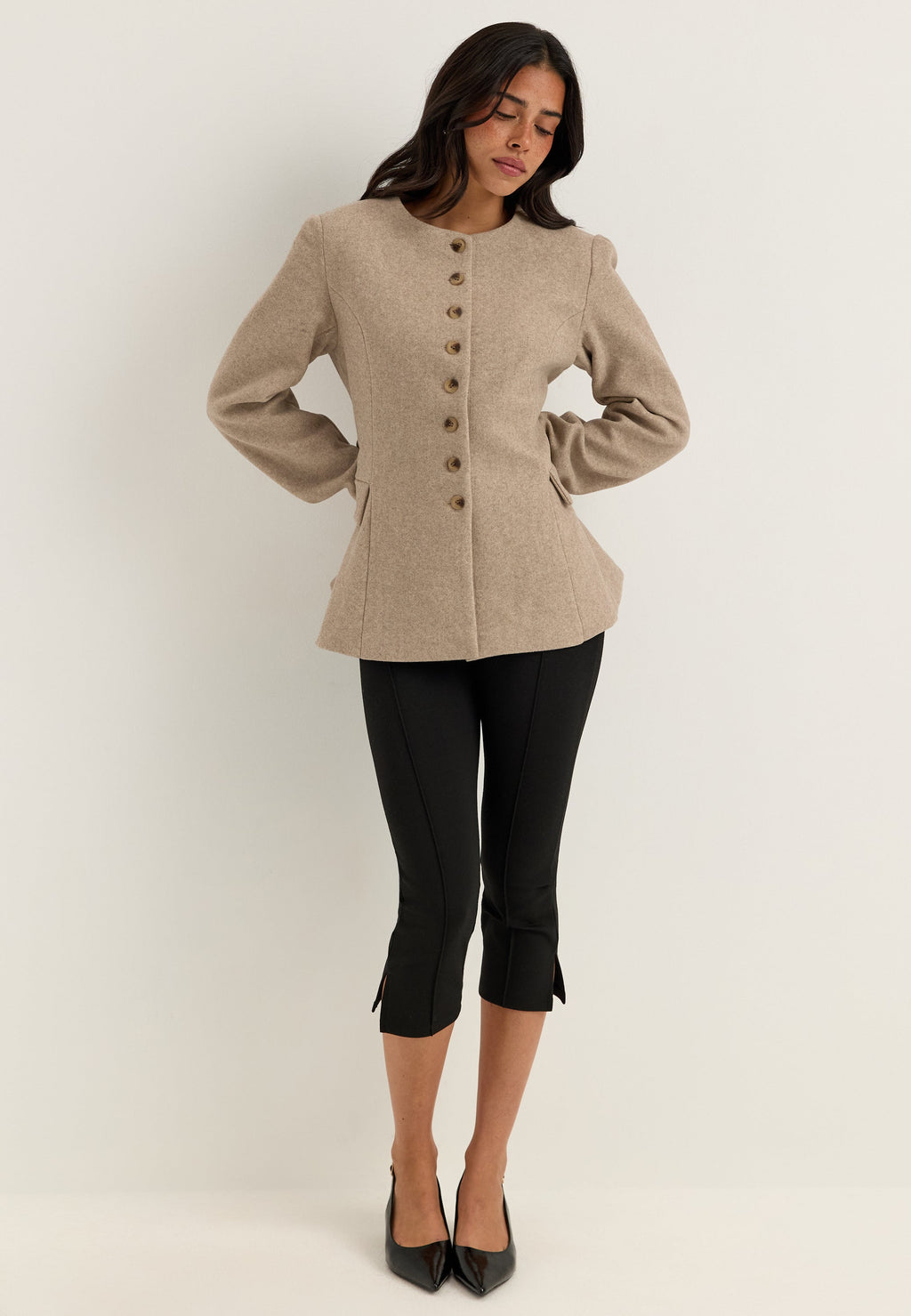Beige takki, olkatoppaukset