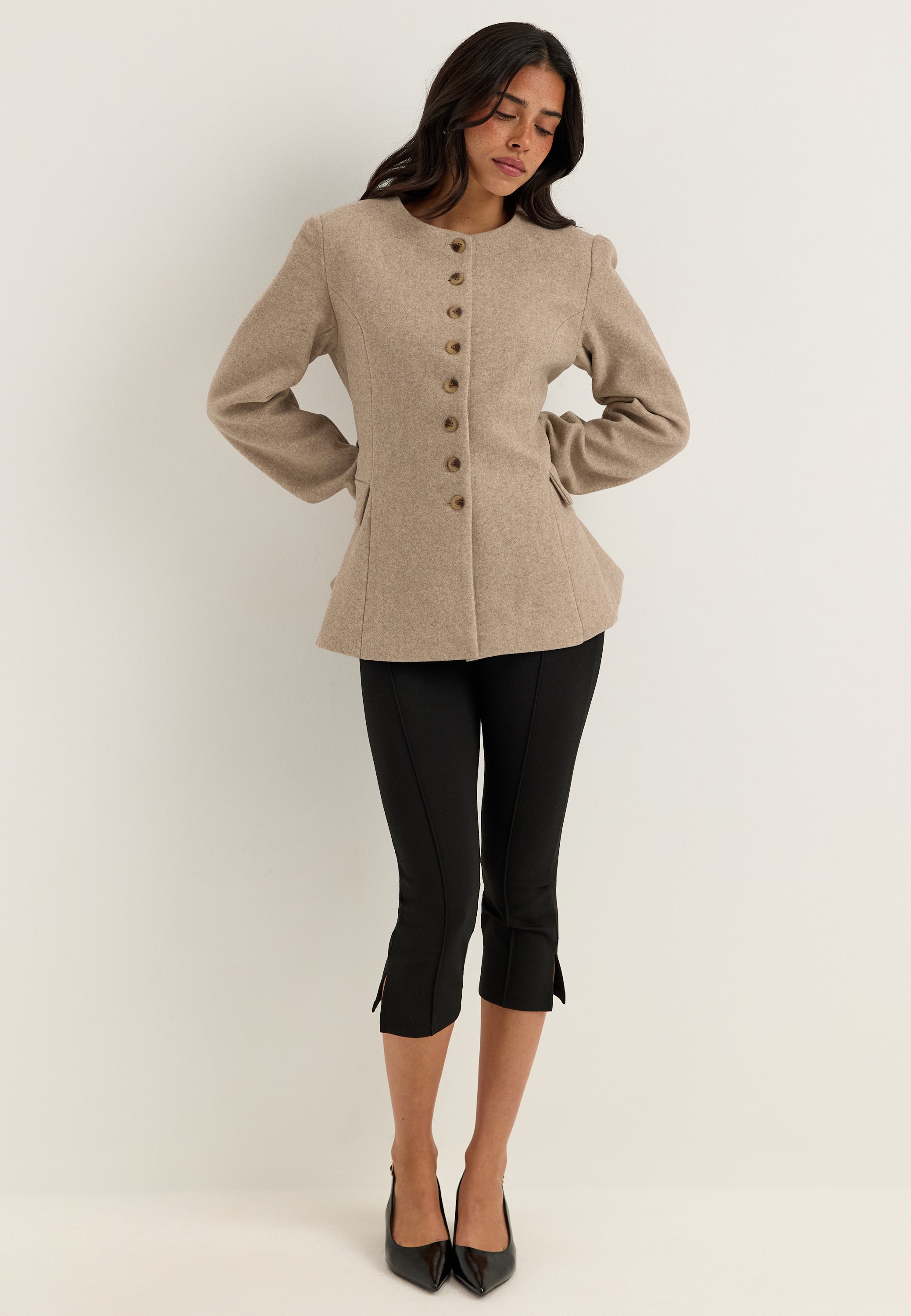 Beige takki, olkatoppaukset