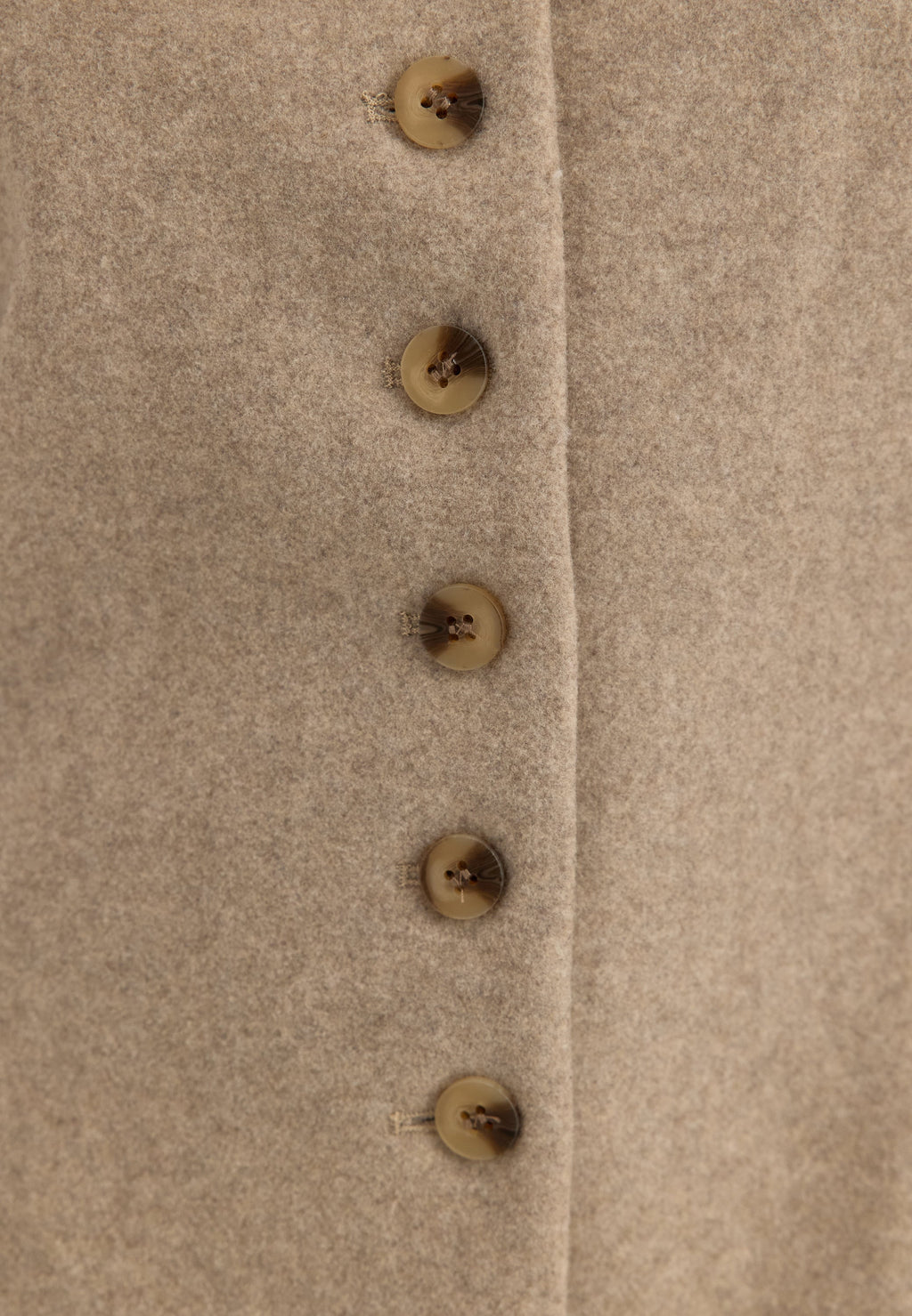 Beige takki, olkatoppaukset