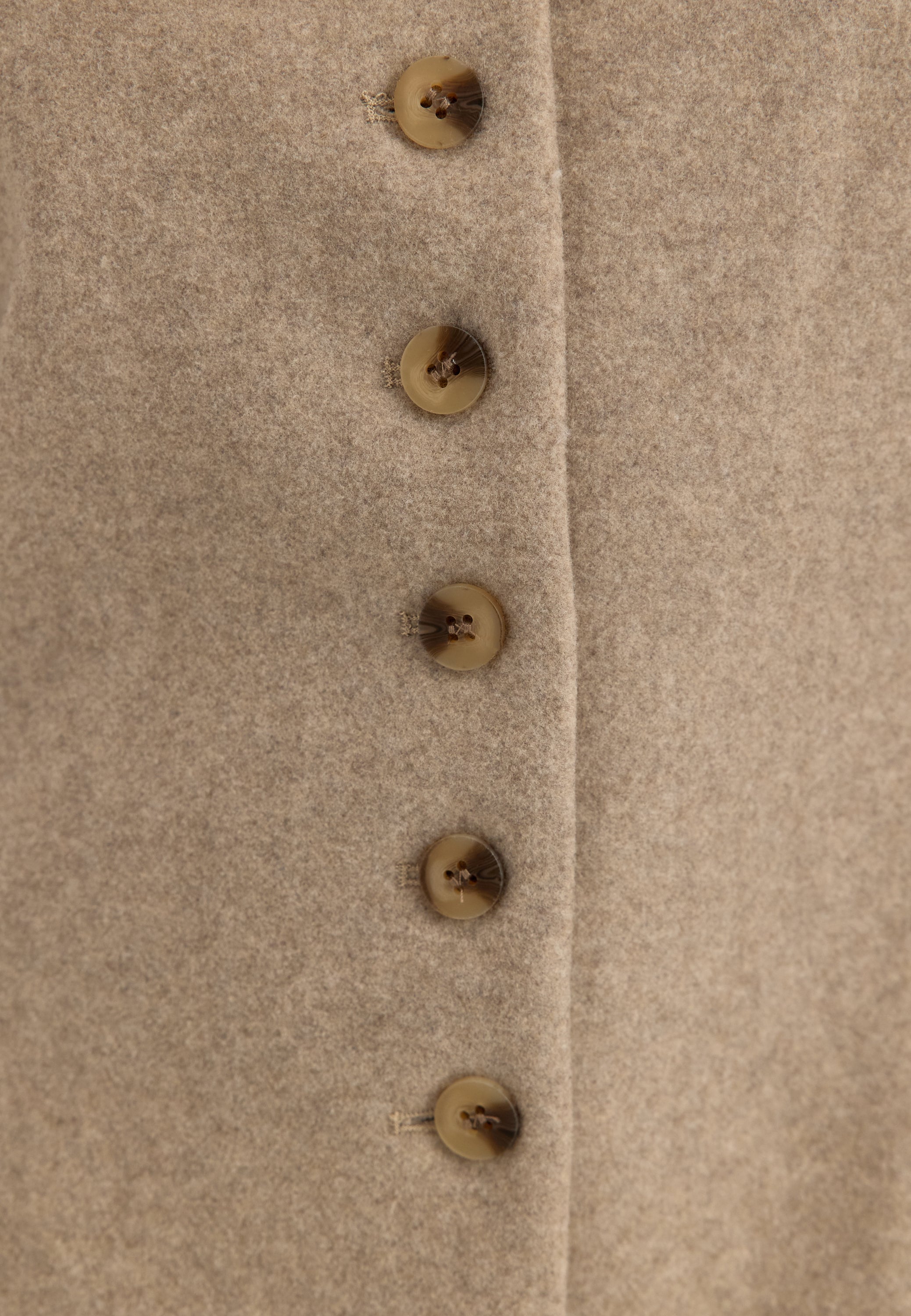 Beige takki, olkatoppaukset
