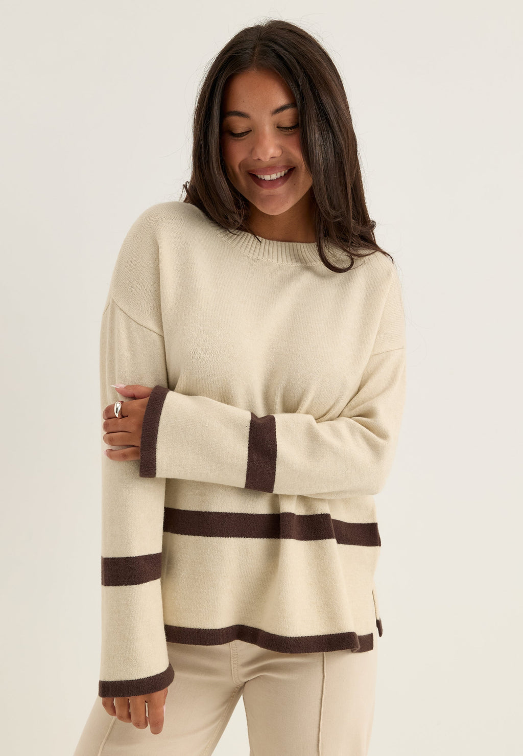 Beige raidallinen neulepusero